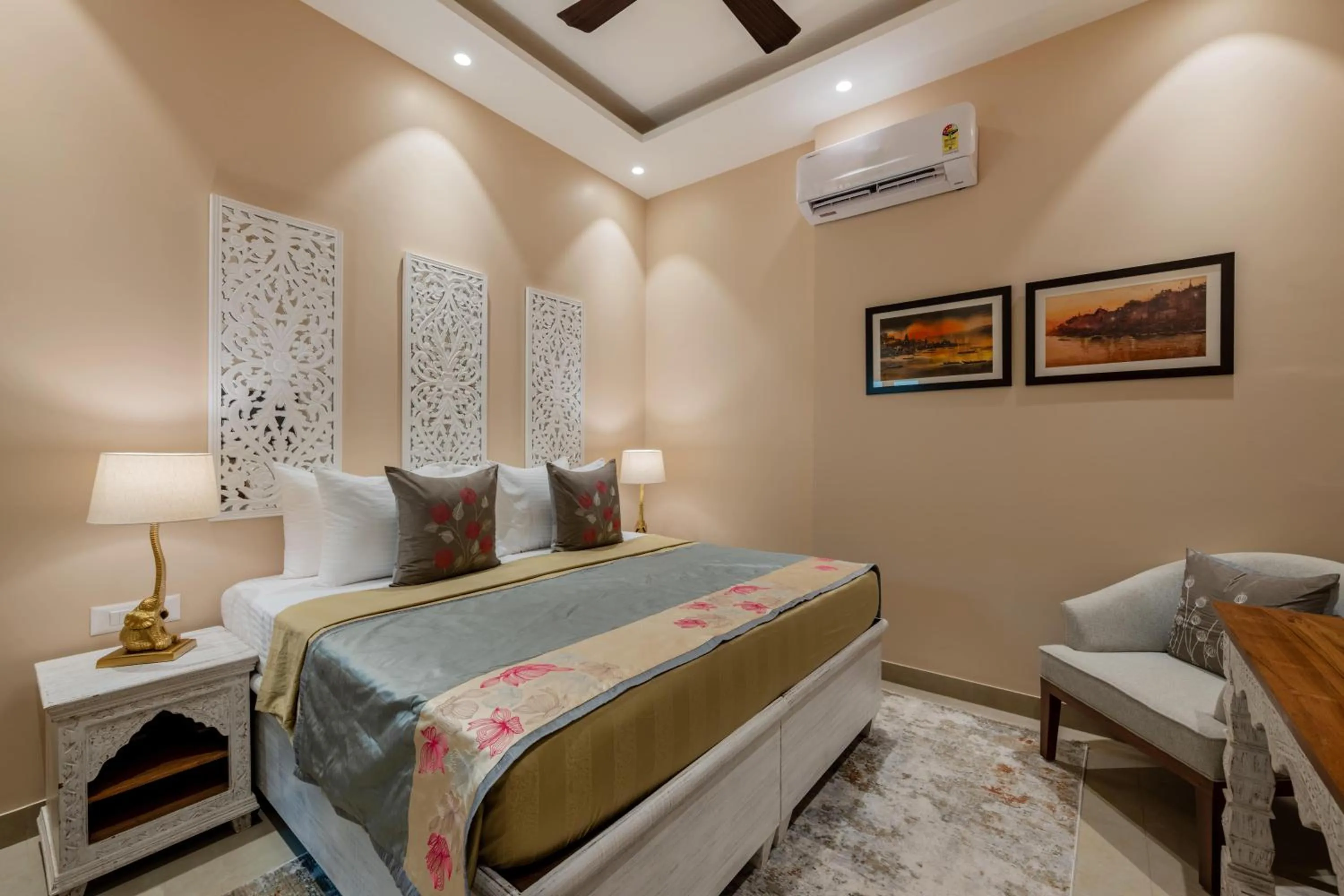 Bed in juSTa Luxe Kashi Parampara, Varanasi