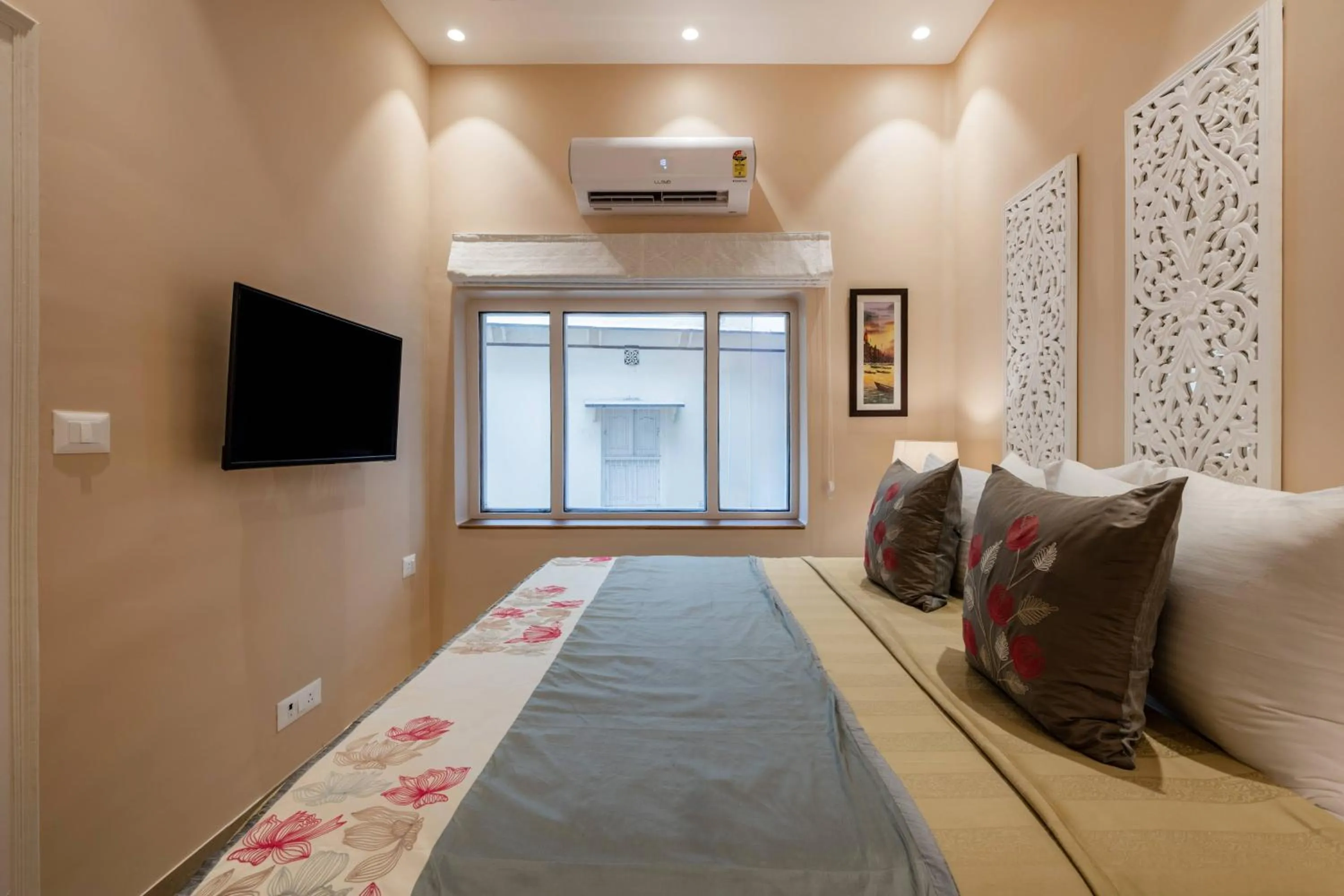 Bed in juSTa Luxe Kashi Parampara, Varanasi