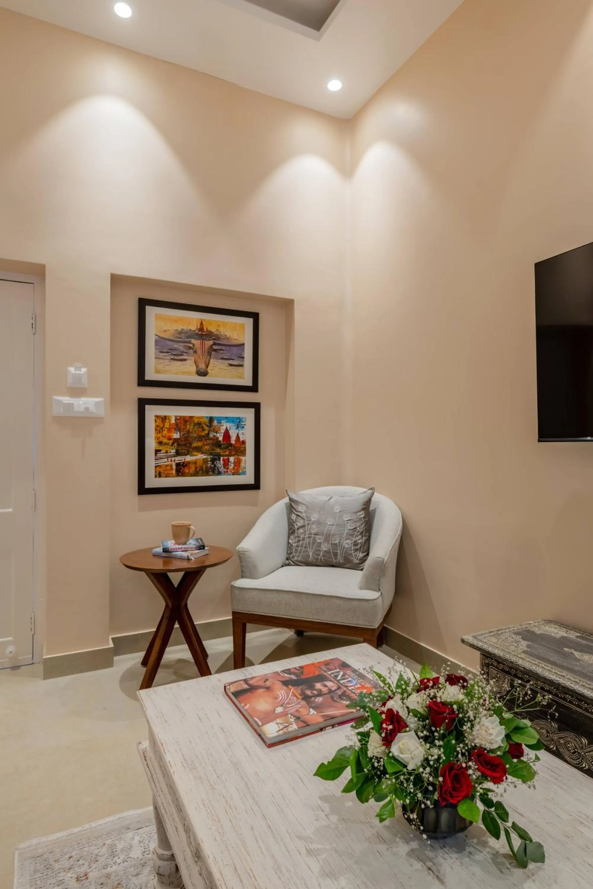 Seating area, Bed in juSTa Luxe Kashi Parampara, Varanasi