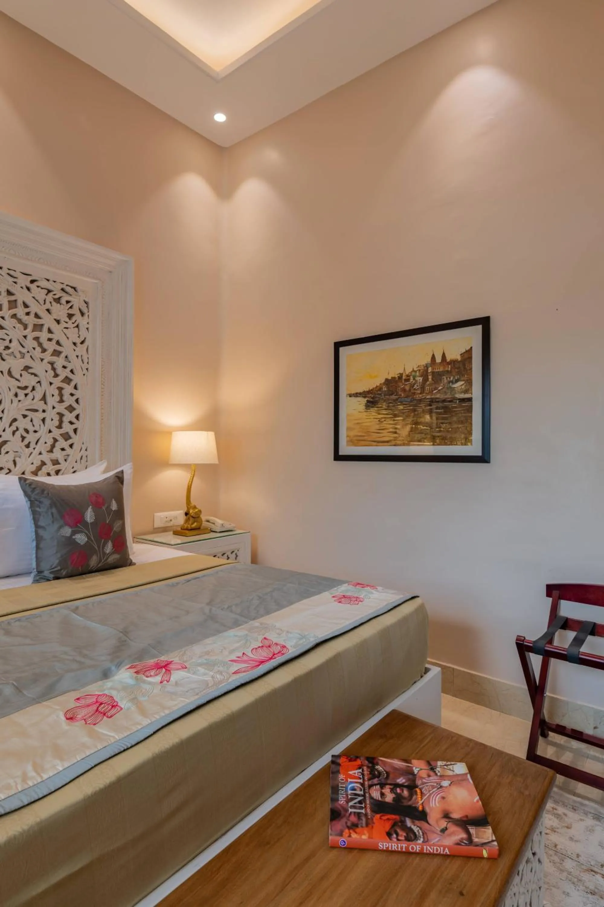 Bed in juSTa Luxe Kashi Parampara, Varanasi