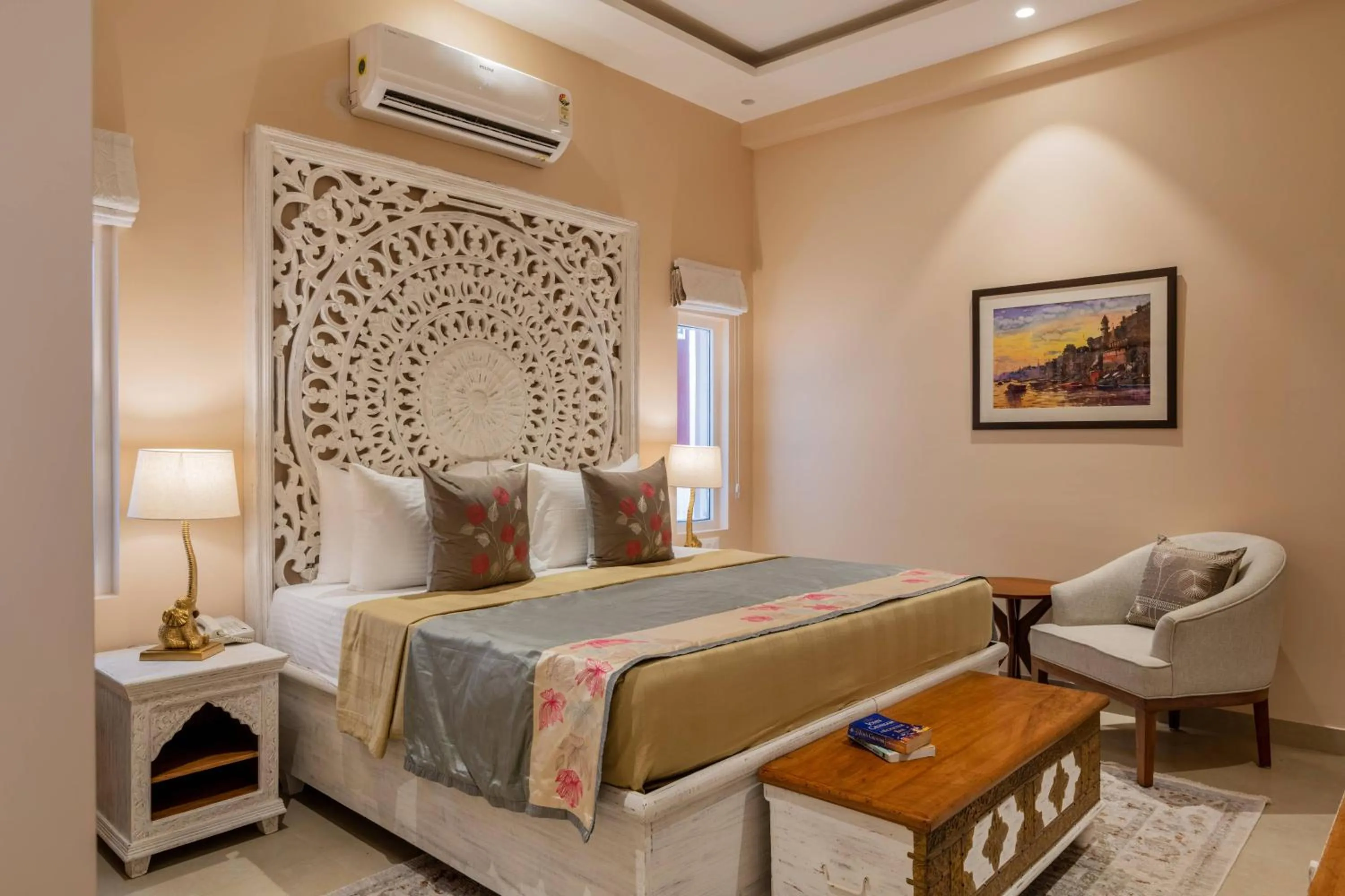 Bed in juSTa Luxe Kashi Parampara, Varanasi