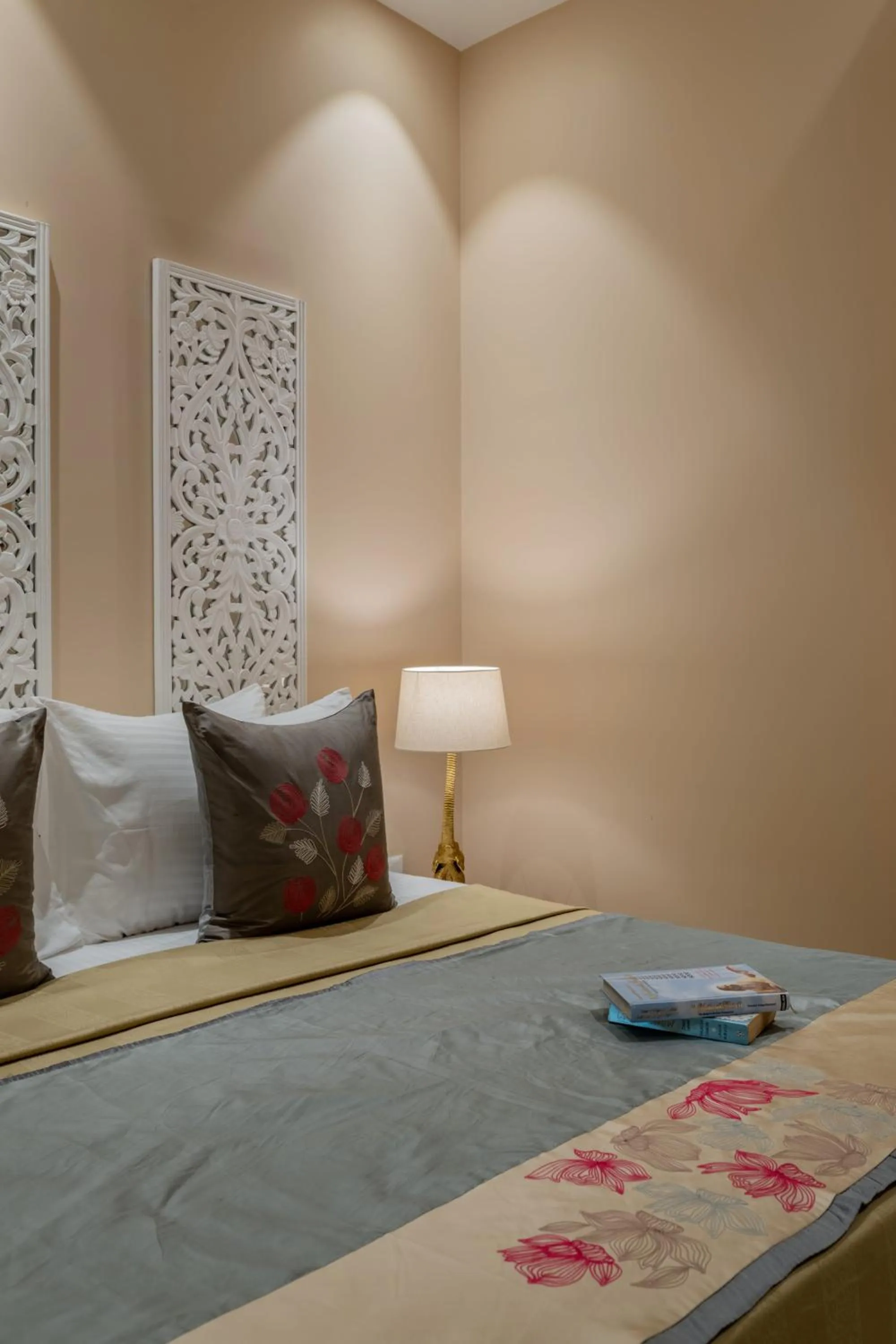 Bed in juSTa Luxe Kashi Parampara, Varanasi