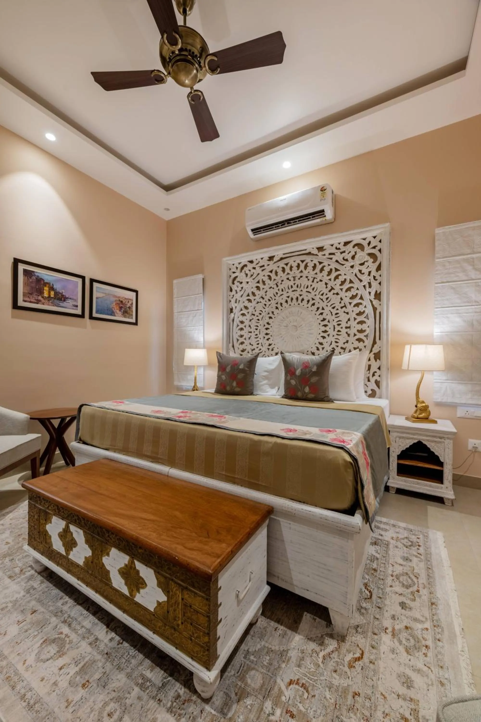 Bed in juSTa Luxe Kashi Parampara, Varanasi
