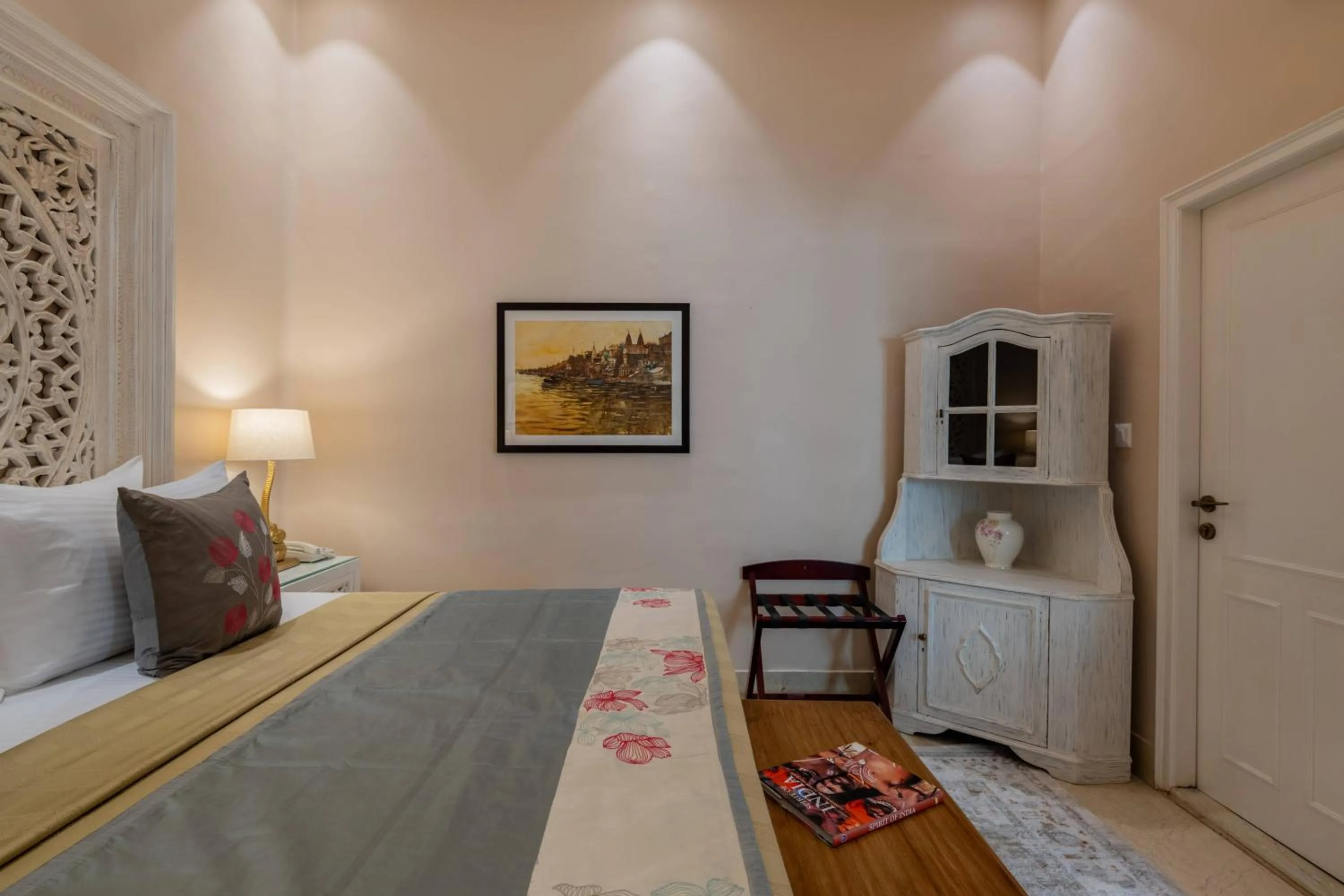 Bed in juSTa Luxe Kashi Parampara, Varanasi