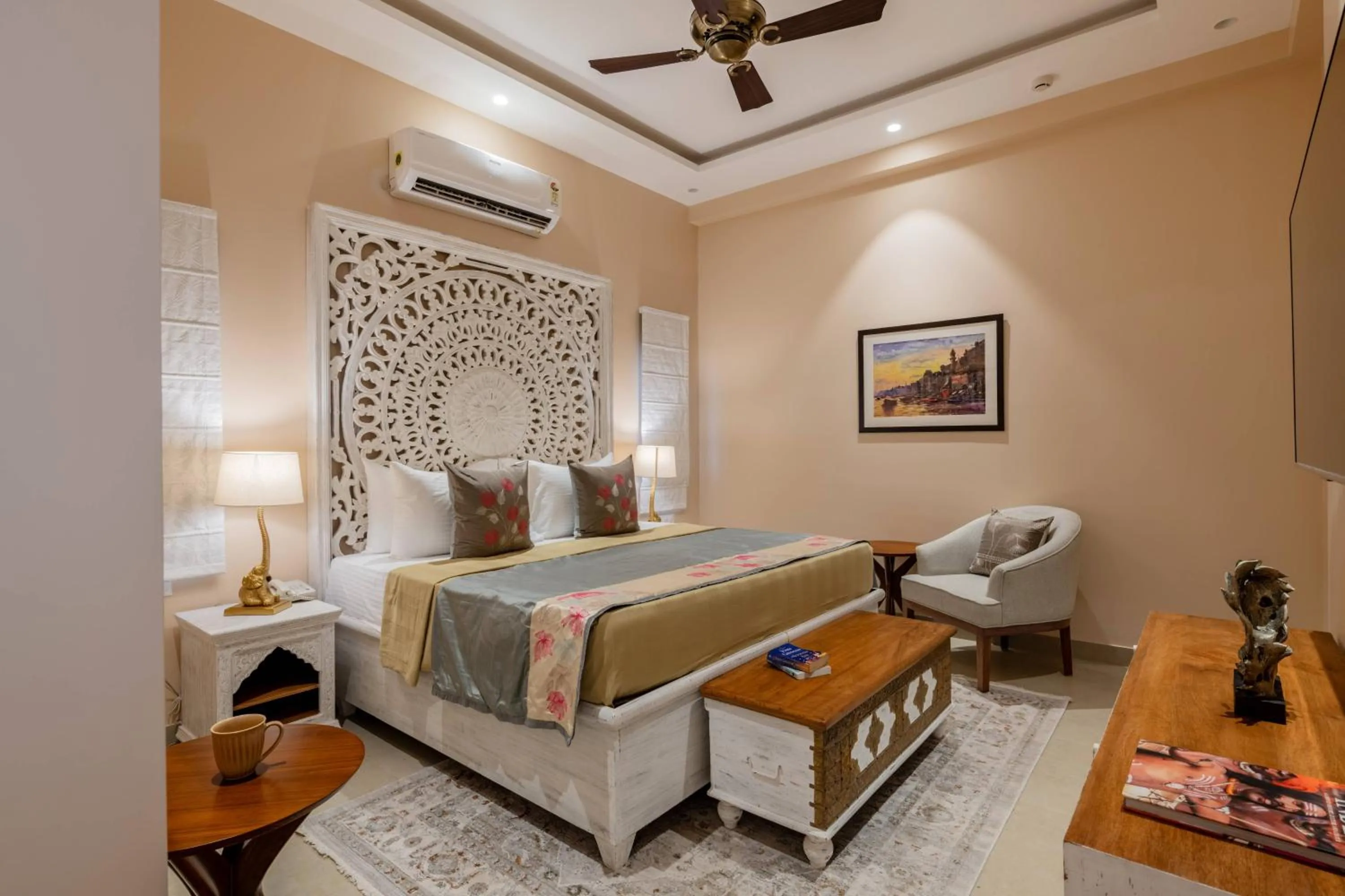 Bed in juSTa Luxe Kashi Parampara, Varanasi