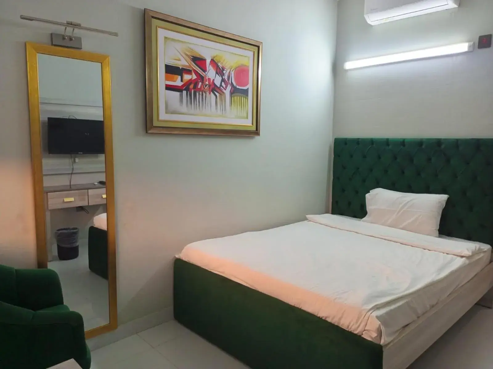 Single Room with Private Bathroom - single occupancy in Airport Hotel Single Room with Private Bathroom - single occupancy in Airport Hotel