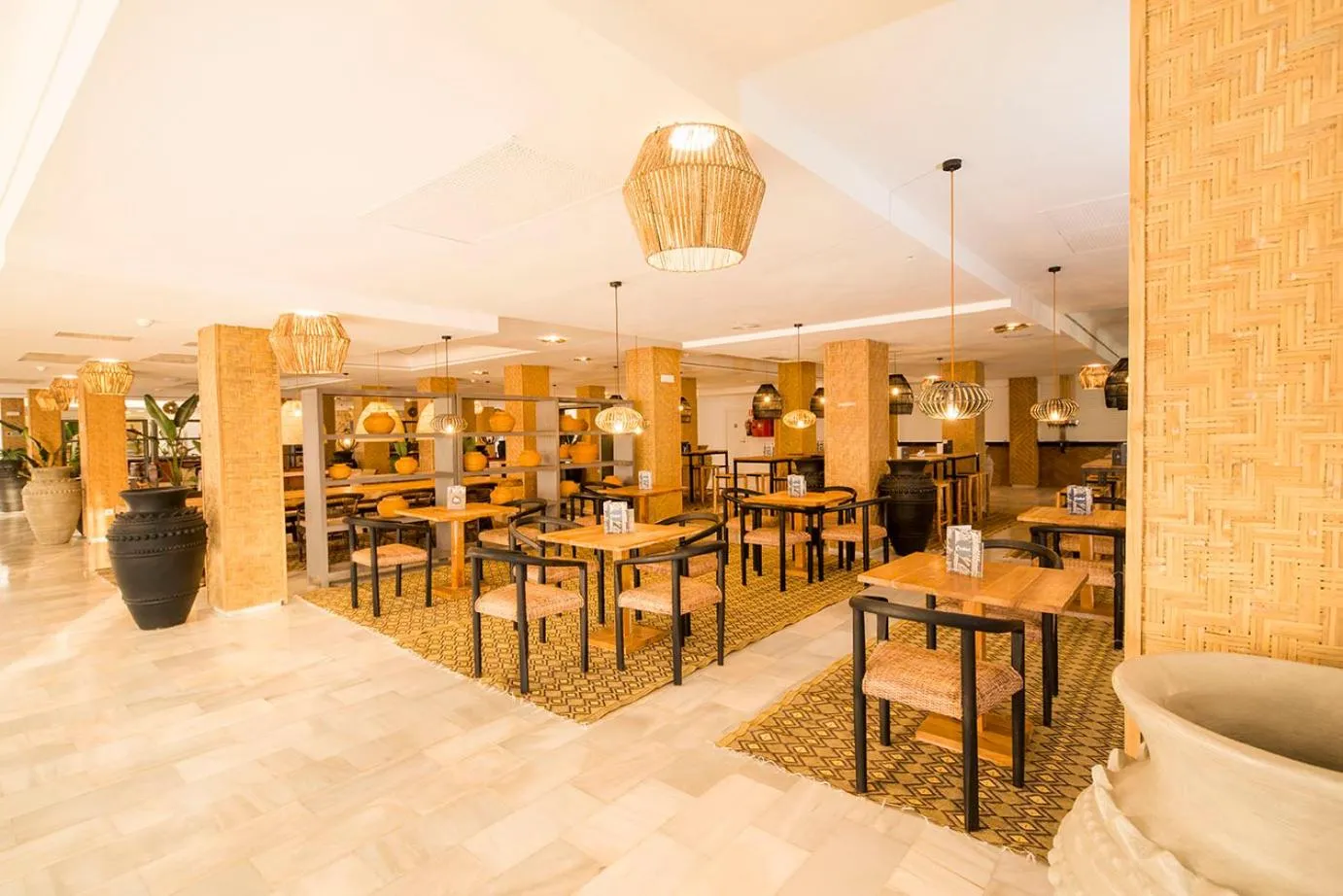 Lounge or bar in FERGUS Style Bahamas