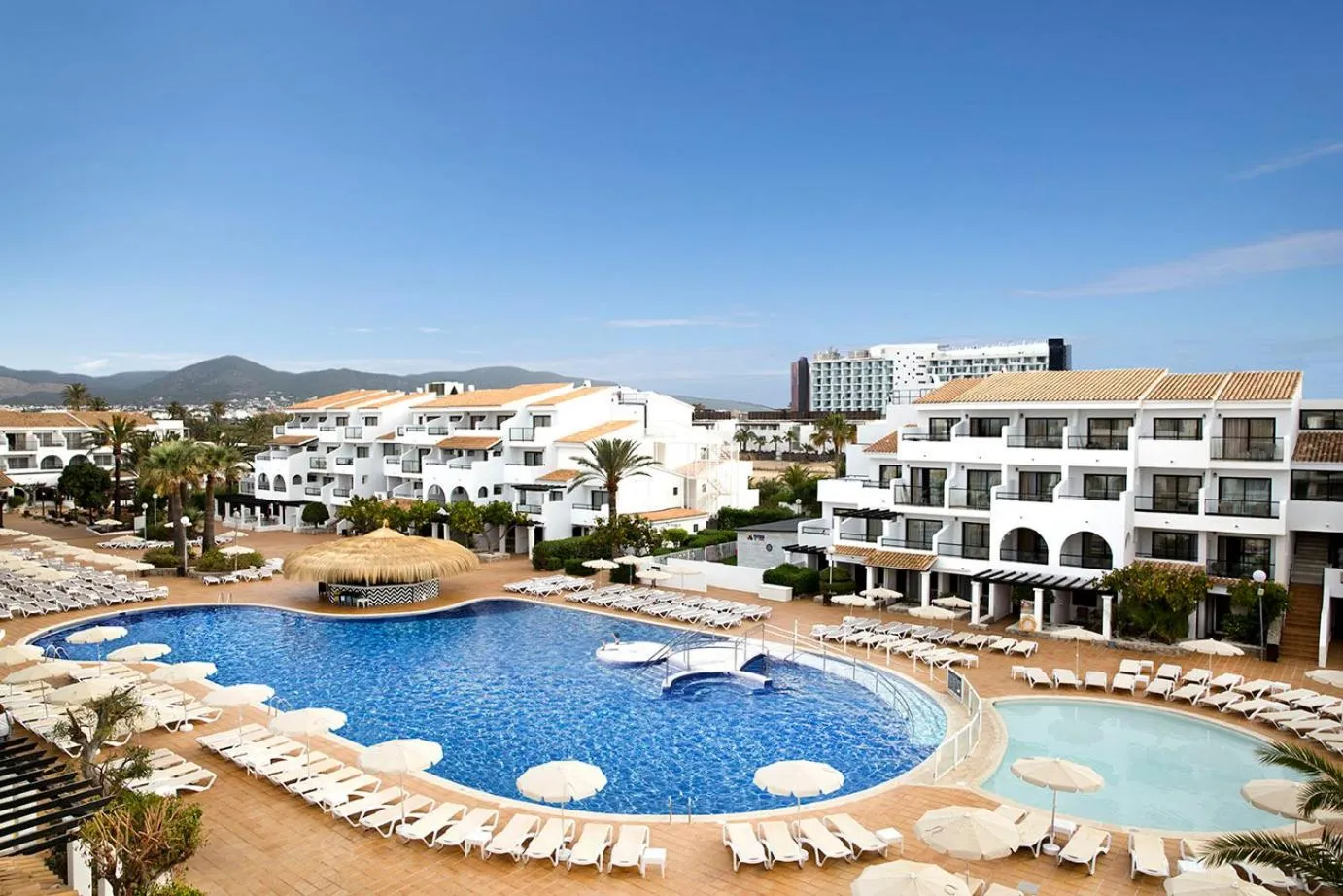 Swimming pool in FERGUS Style Bahamas