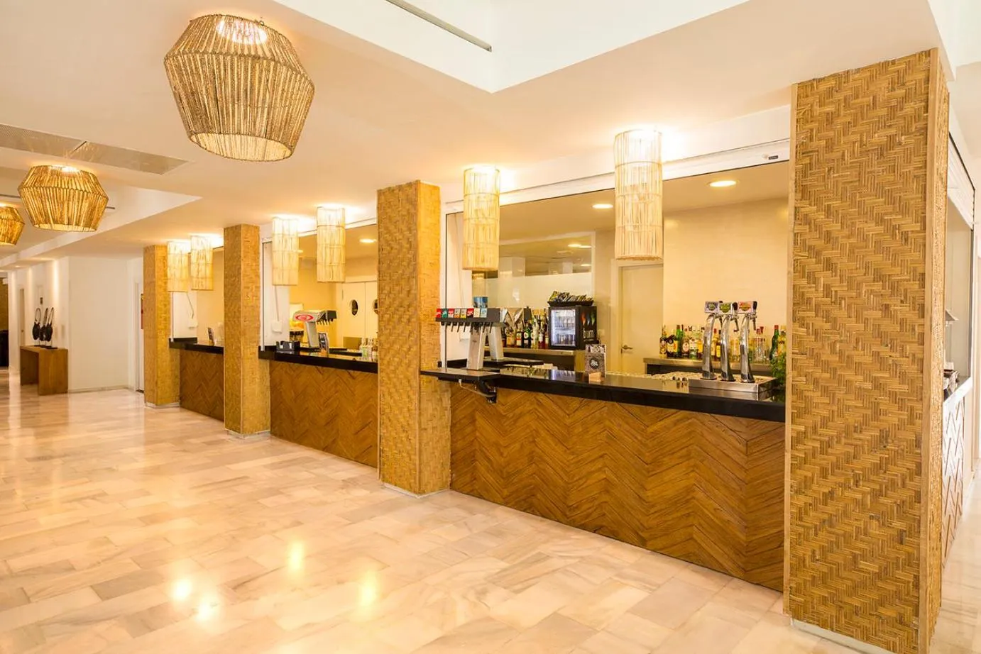 Lounge or bar in FERGUS Style Bahamas