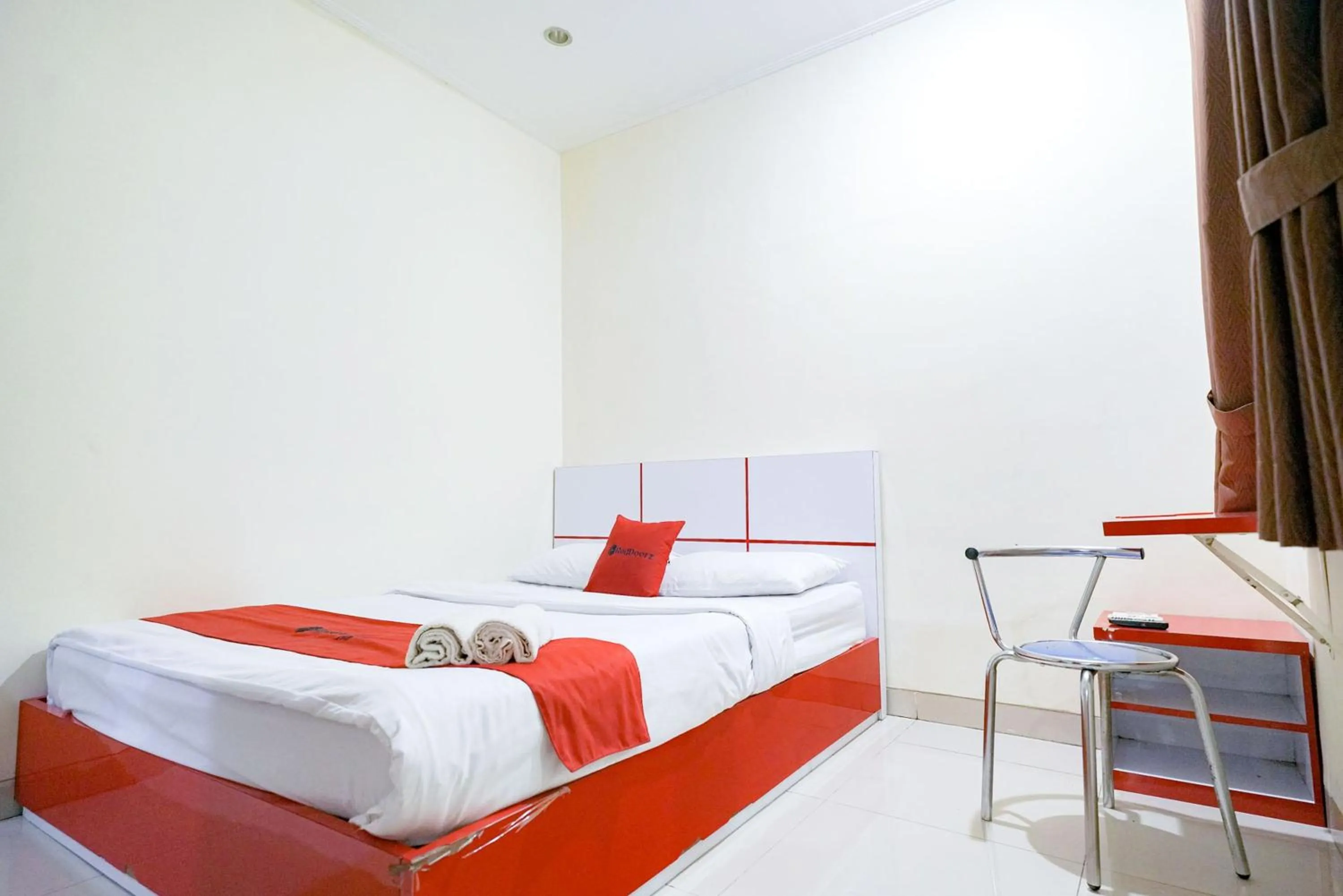 Bedroom, Bed in RedDoorz at Buah Batu 5