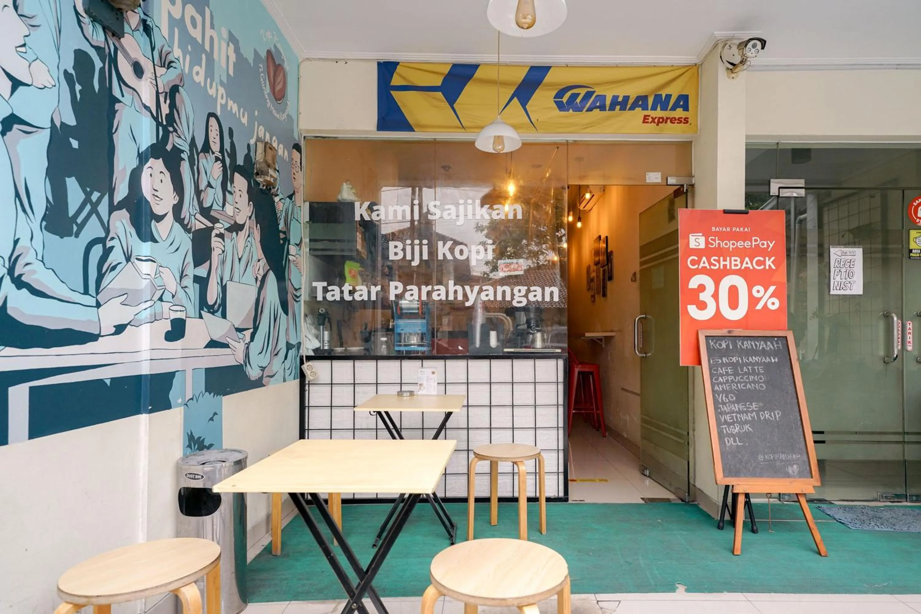 Facade/entrance in RedDoorz at Buah Batu 5