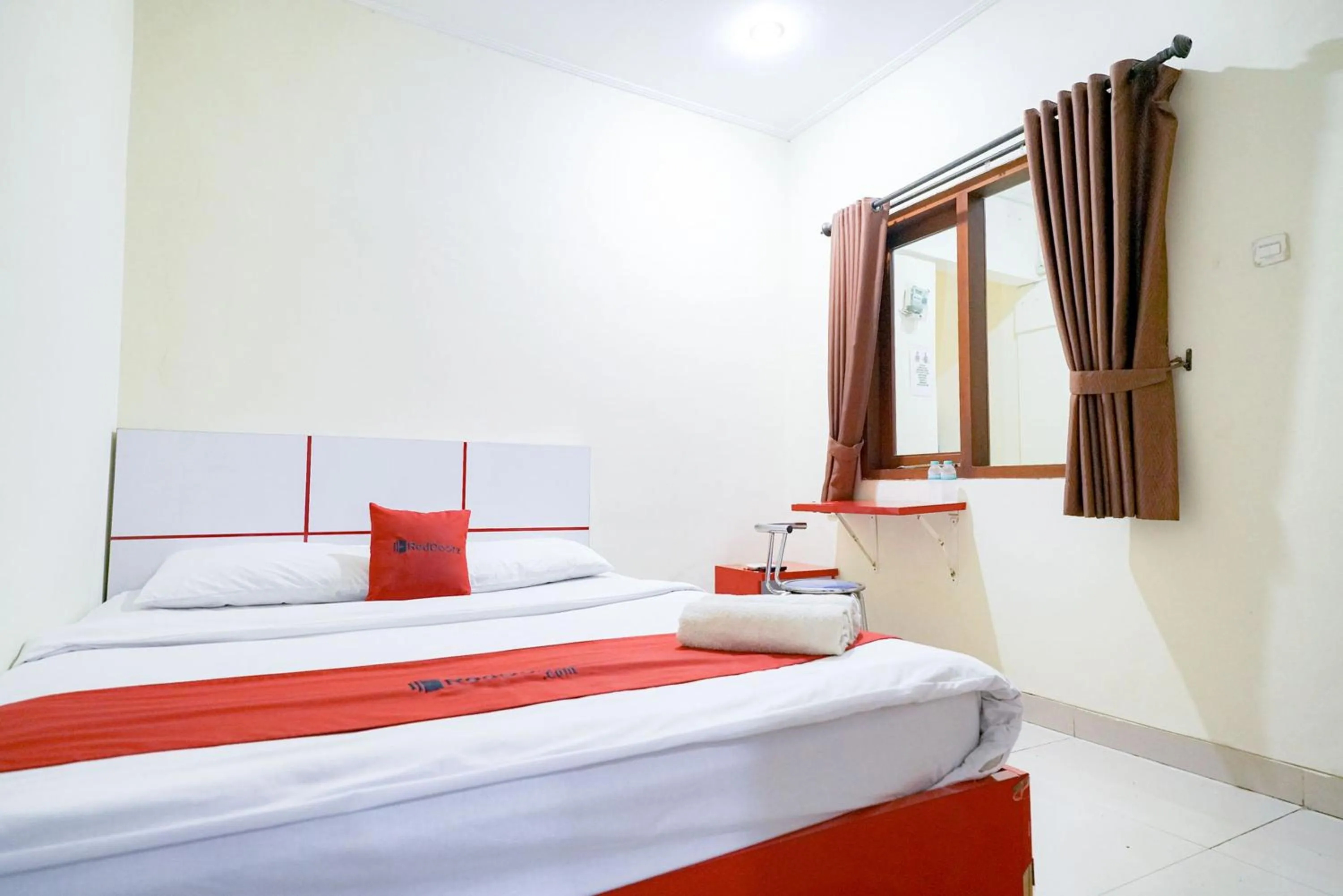 Bedroom, Bed in RedDoorz at Buah Batu 5