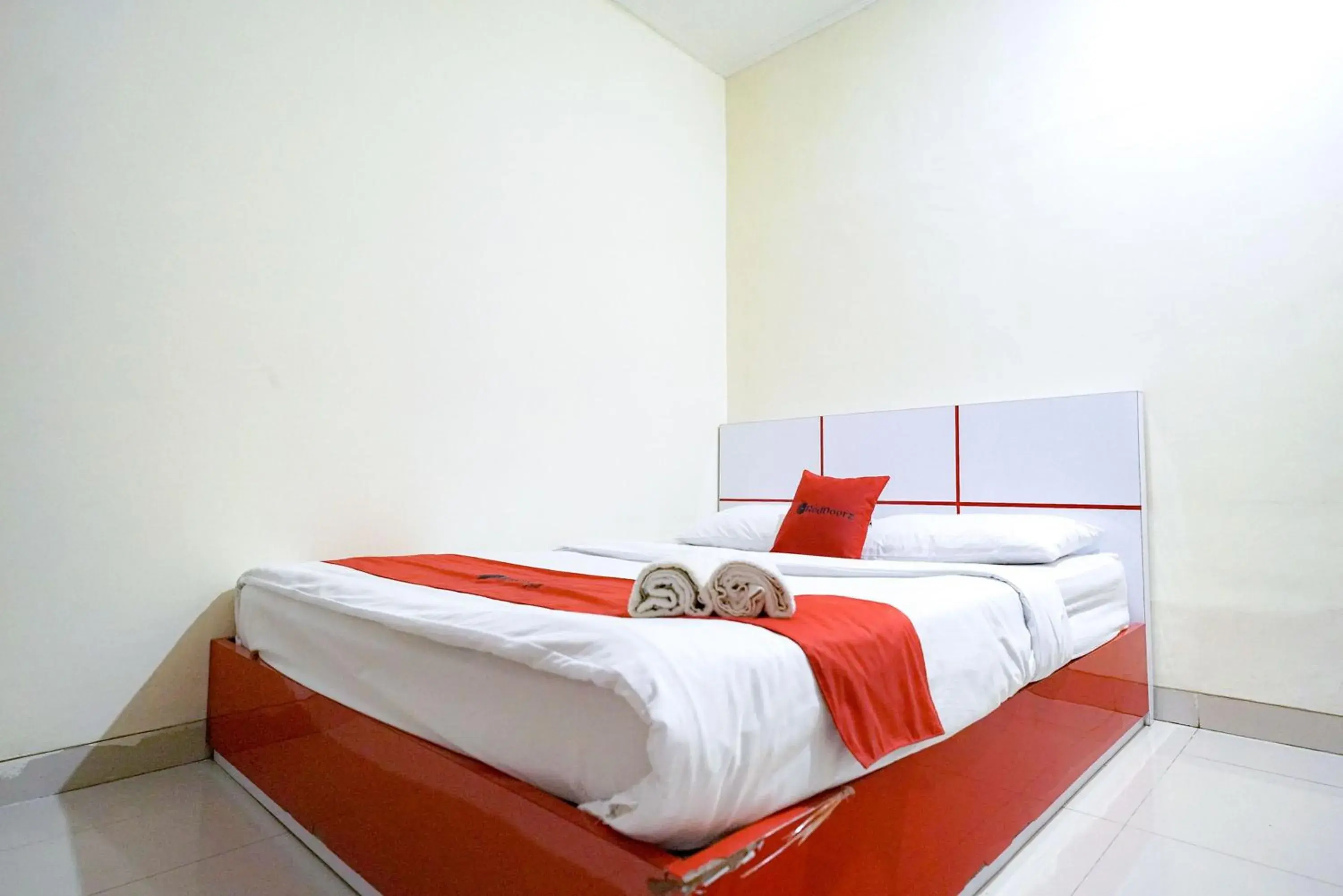 Double Room in RedDoorz at Buah Batu 5 Double Room in RedDoorz at Buah Batu 5