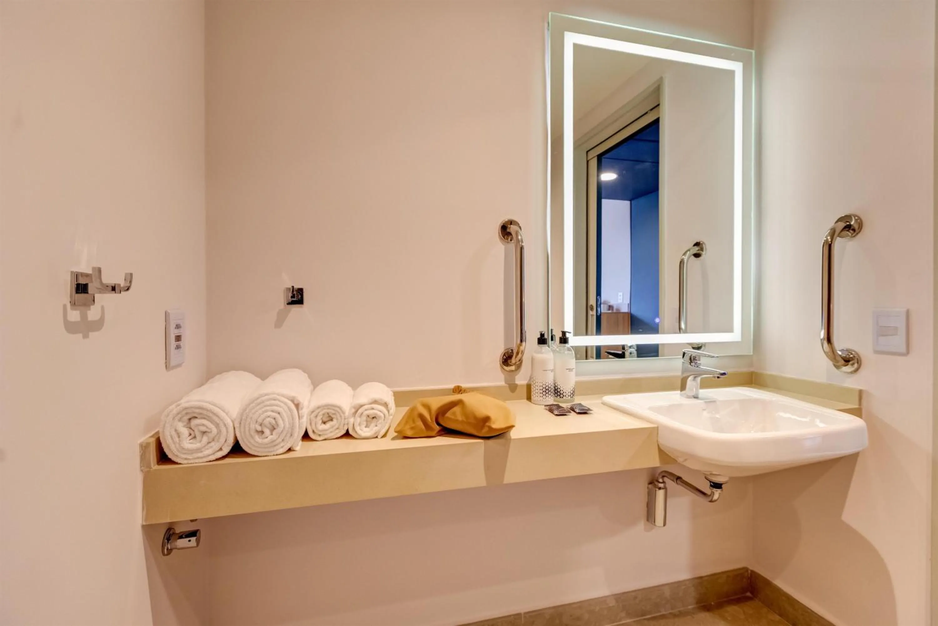 Bathroom in Hampton By Hilton Caraguatatuba Serramar