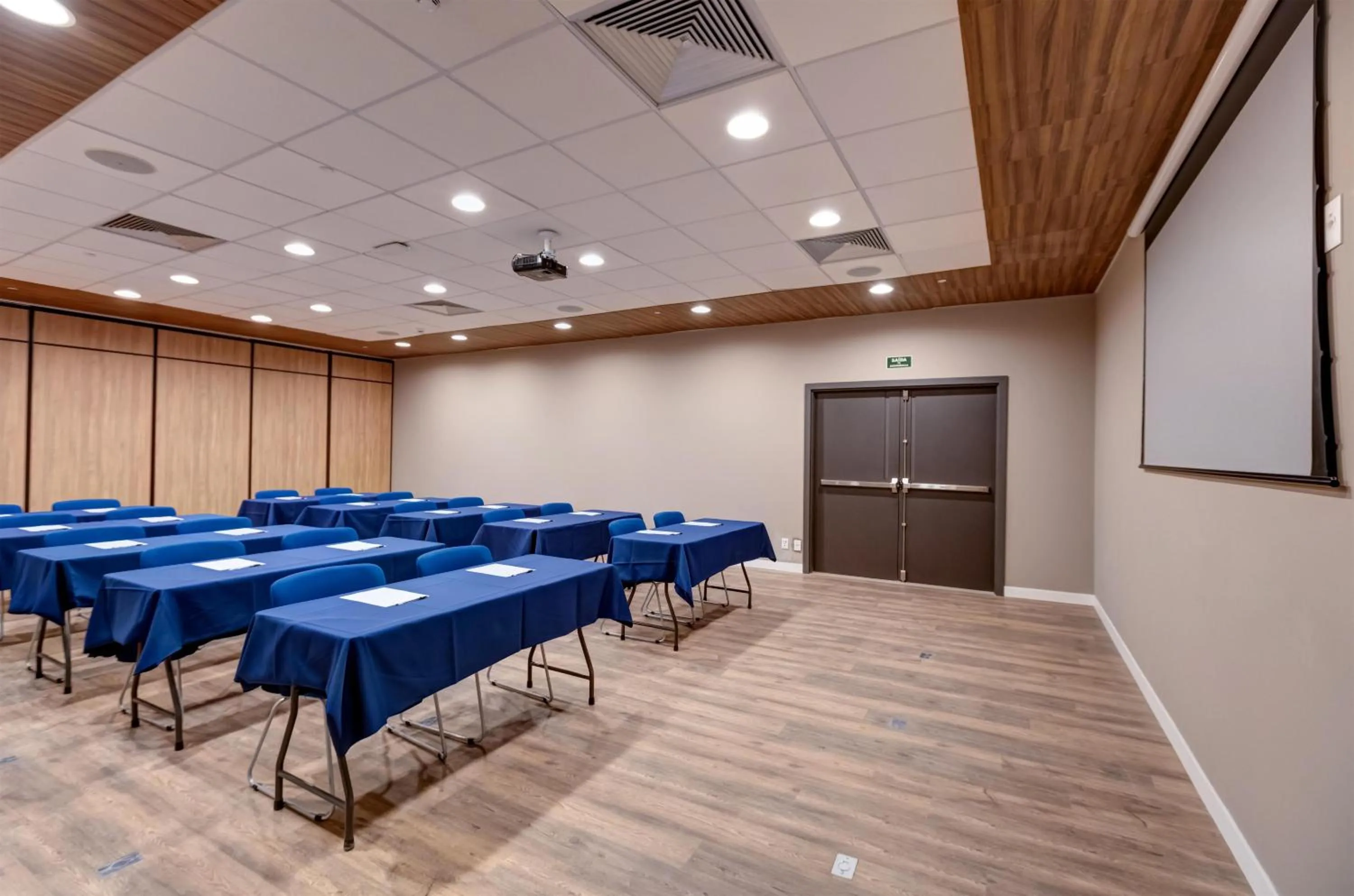 Meeting/conference room in Hampton By Hilton Caraguatatuba Serramar