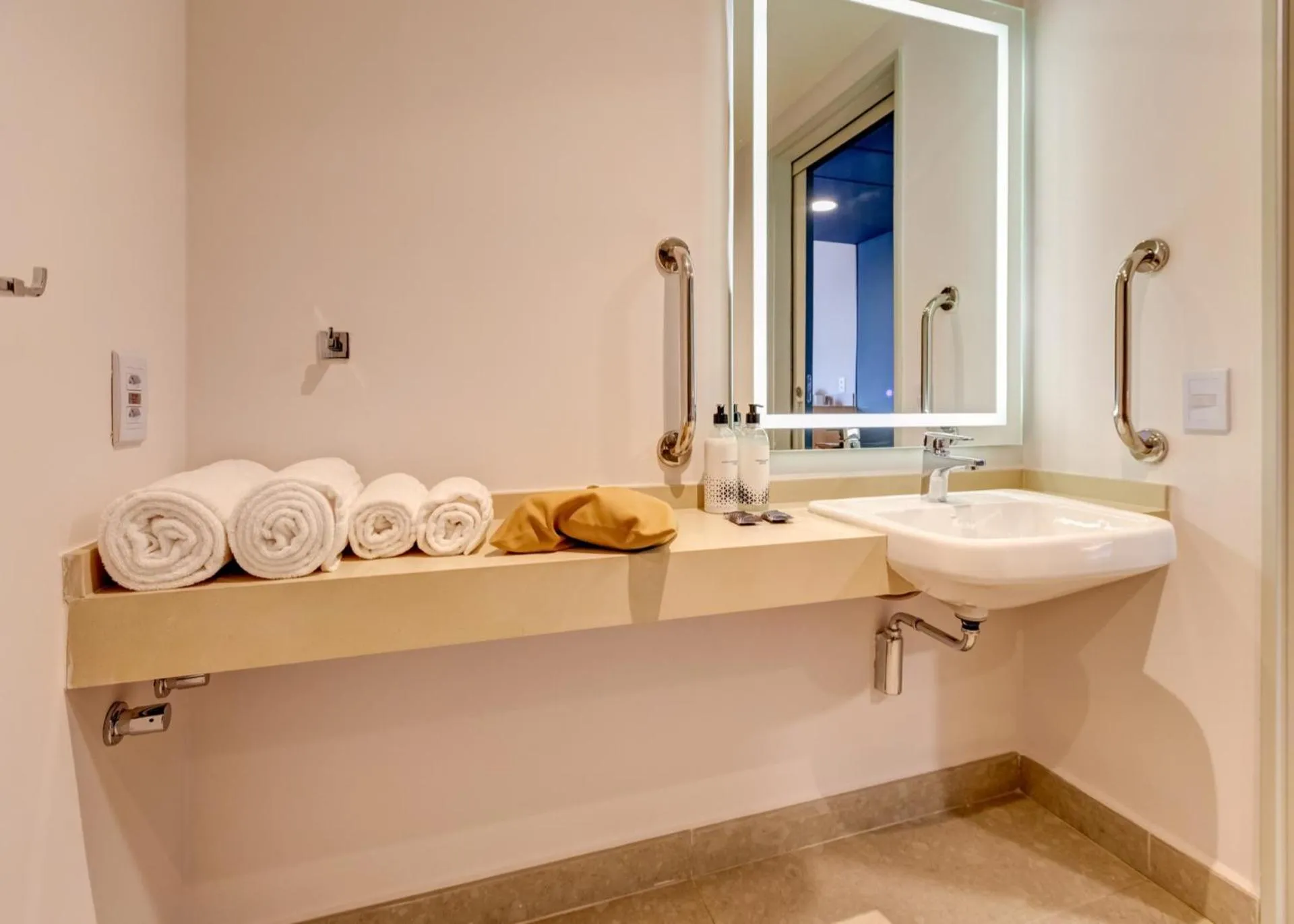 Bathroom in Hampton By Hilton Caraguatatuba Serramar