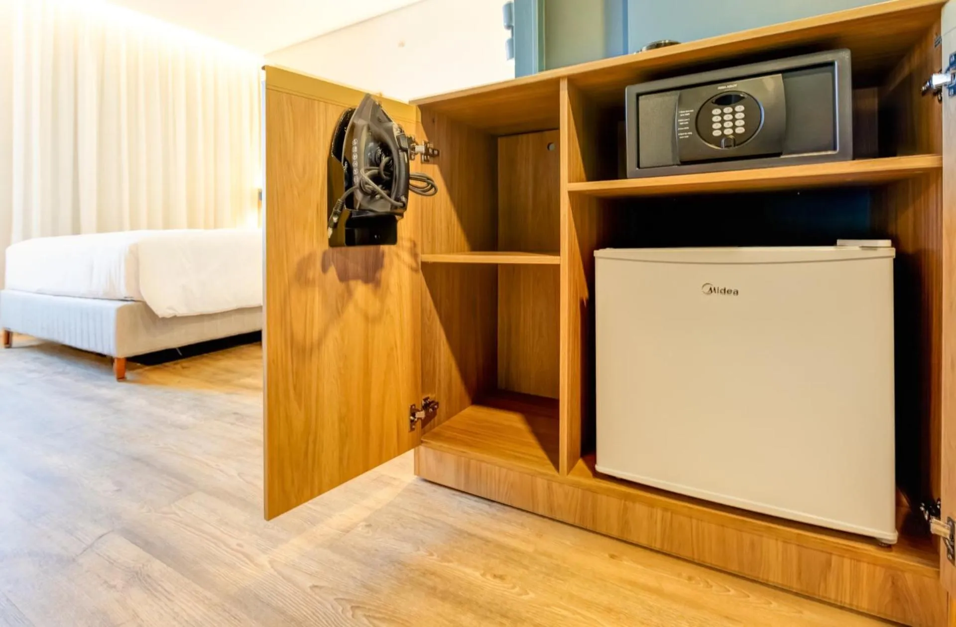 flat iron, Bed in Hampton By Hilton Caraguatatuba Serramar