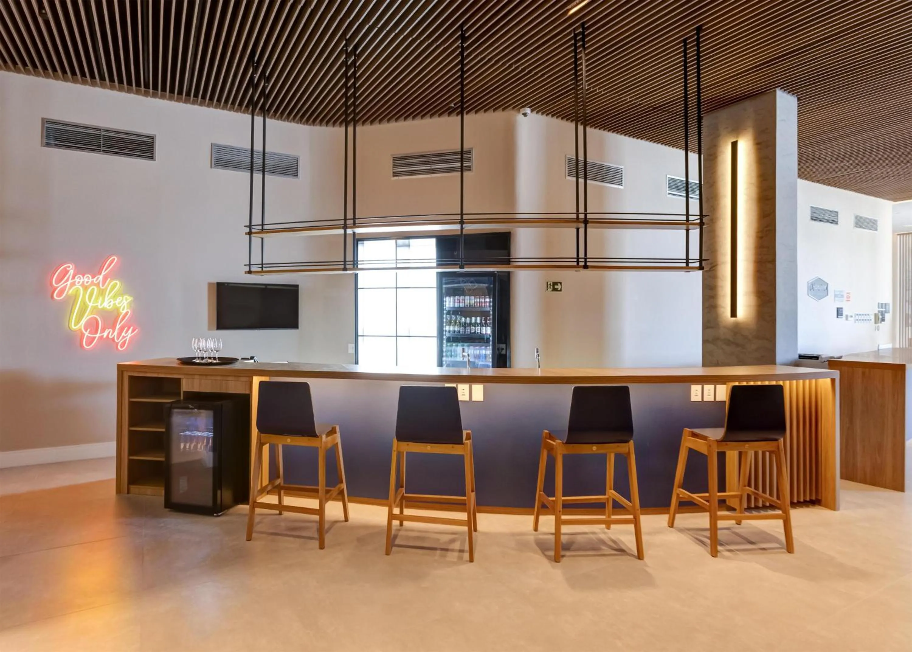 Lounge or bar in Hampton By Hilton Caraguatatuba Serramar
