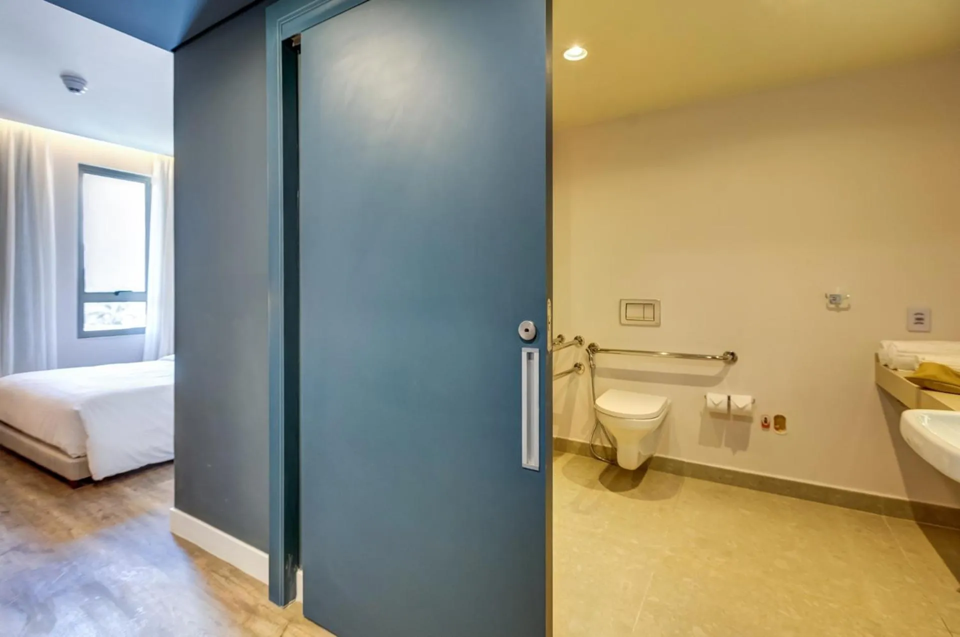 Bathroom, Bed in Hampton By Hilton Caraguatatuba Serramar