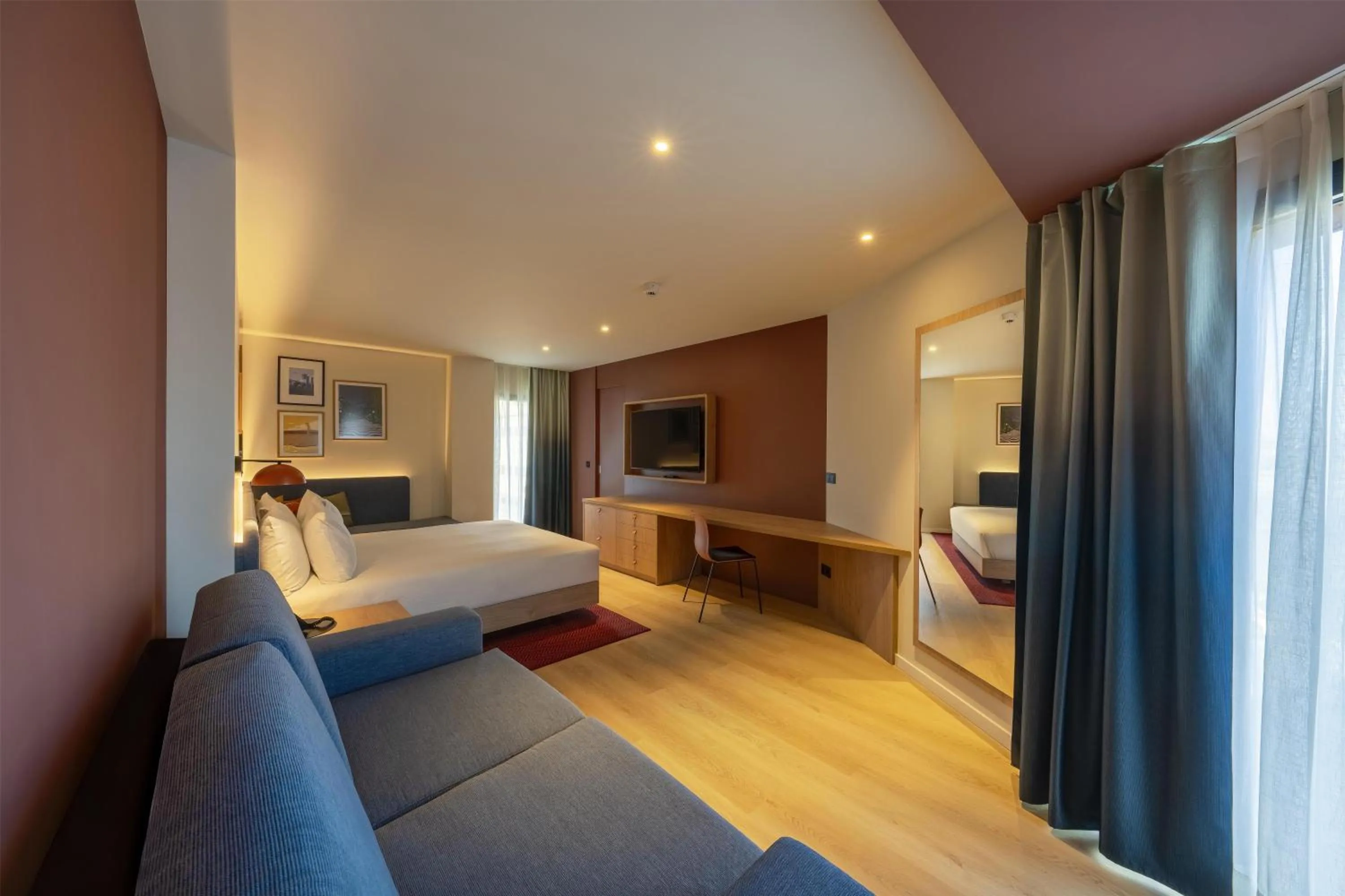 Living room, Bed in Hampton By Hilton Alicante Airport