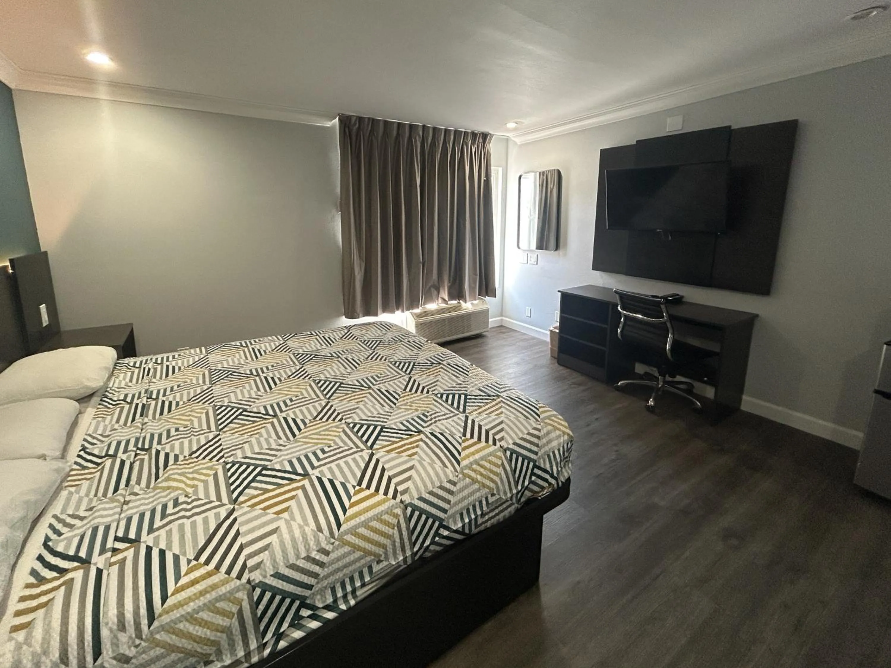 Bed in Studio 6 Suites Buena Park CA Anahiem Near Maingate Knotts