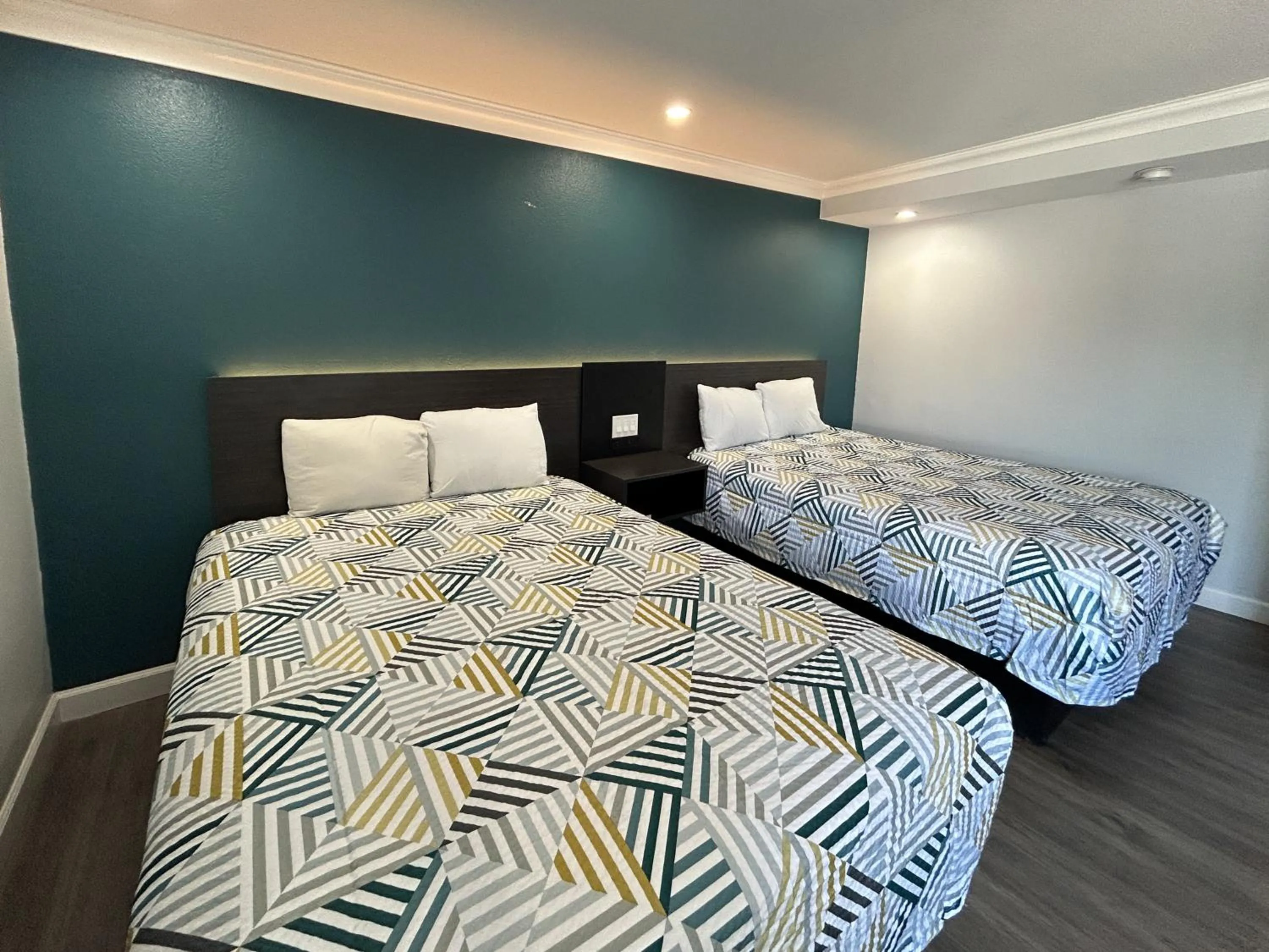 Bed in Studio 6 Suites Buena Park CA Anahiem Near Maingate Knotts