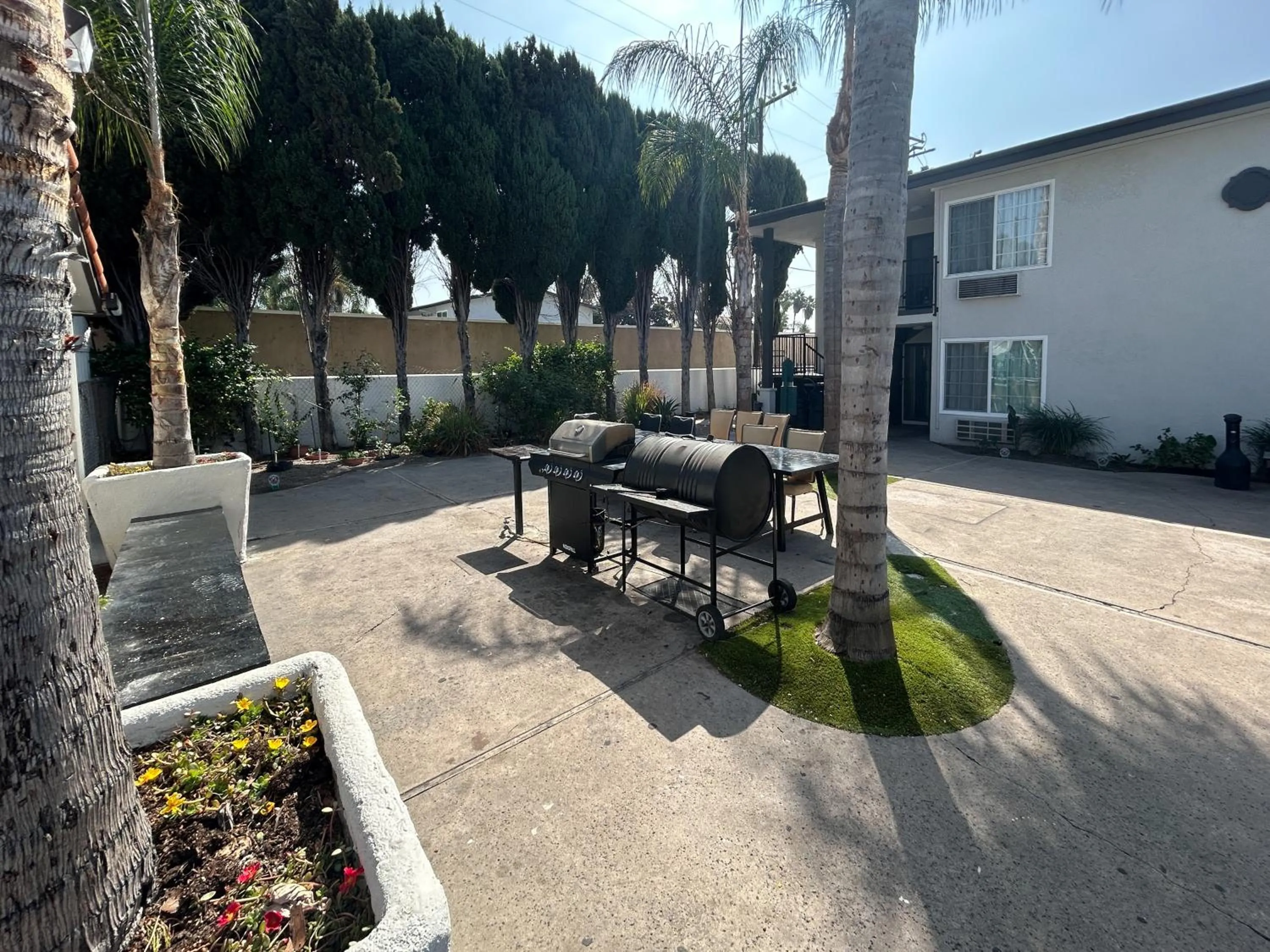 Property building in Studio 6 Suites Buena Park CA Anahiem Near Maingate Knotts