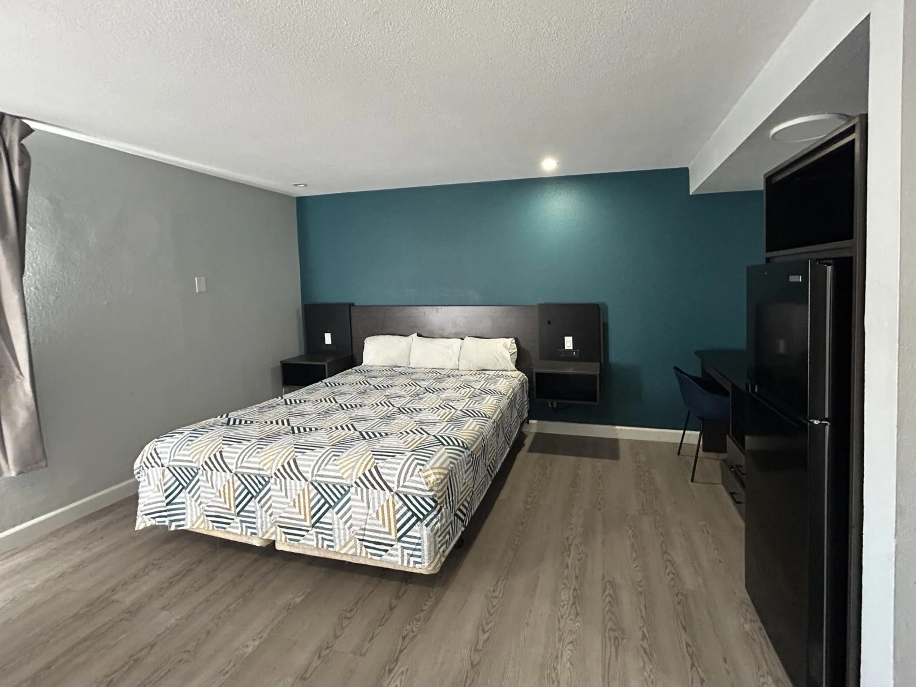 Bed in Studio 6 Suites Buena Park CA Anahiem Near Maingate Knotts