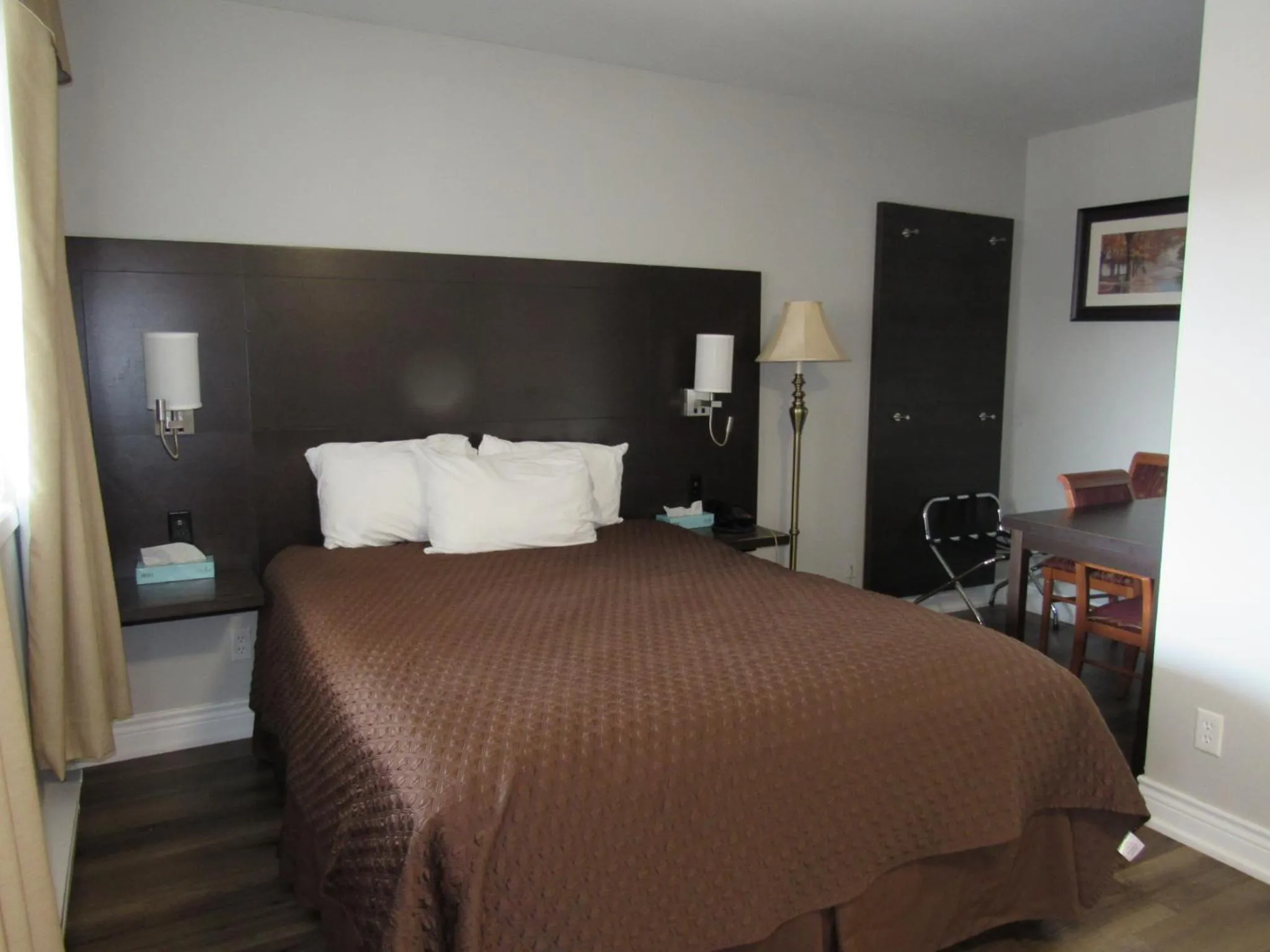 Bed in Cedar Lodge Motel