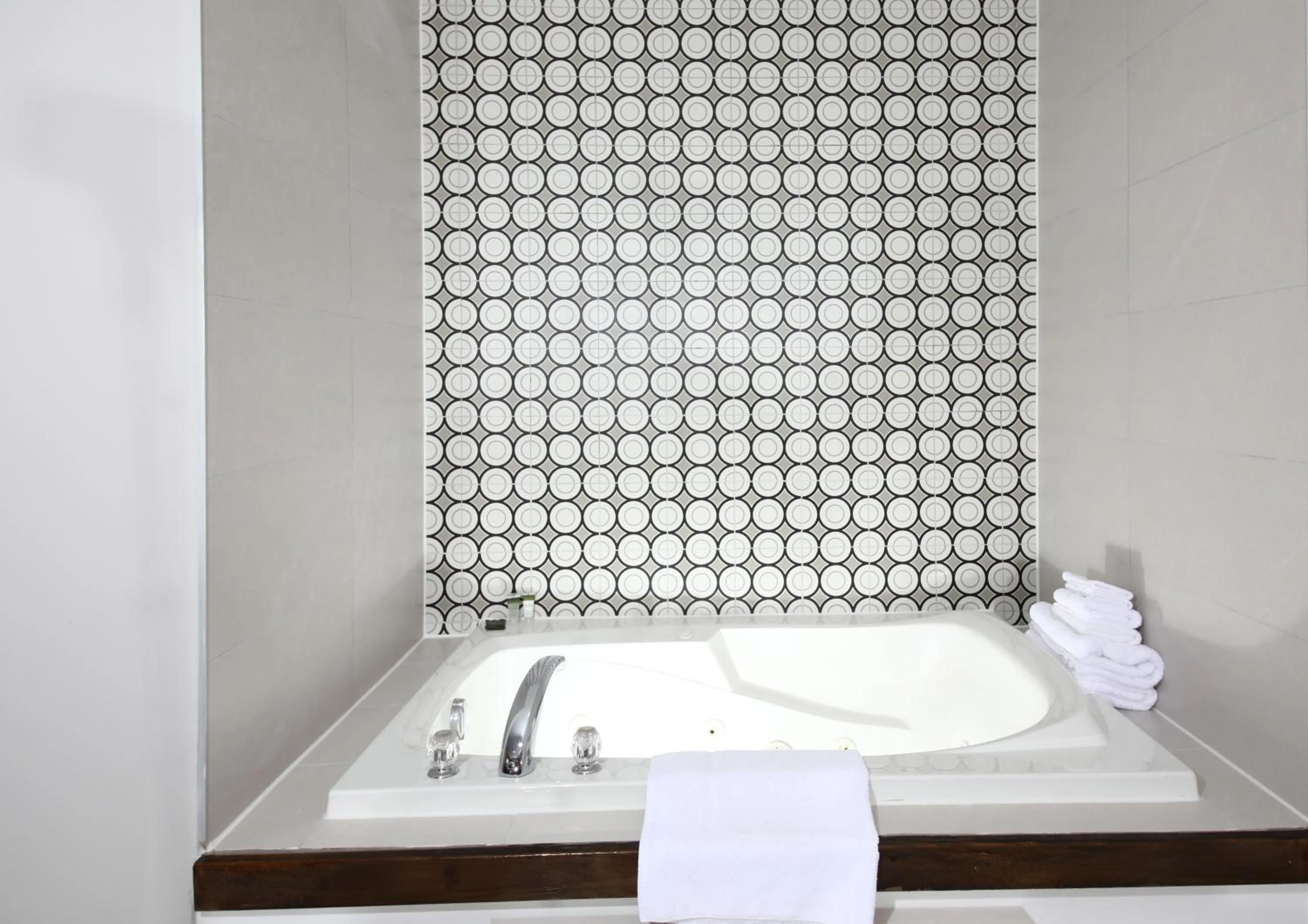 Hot Tub in Cedar Lodge Motel