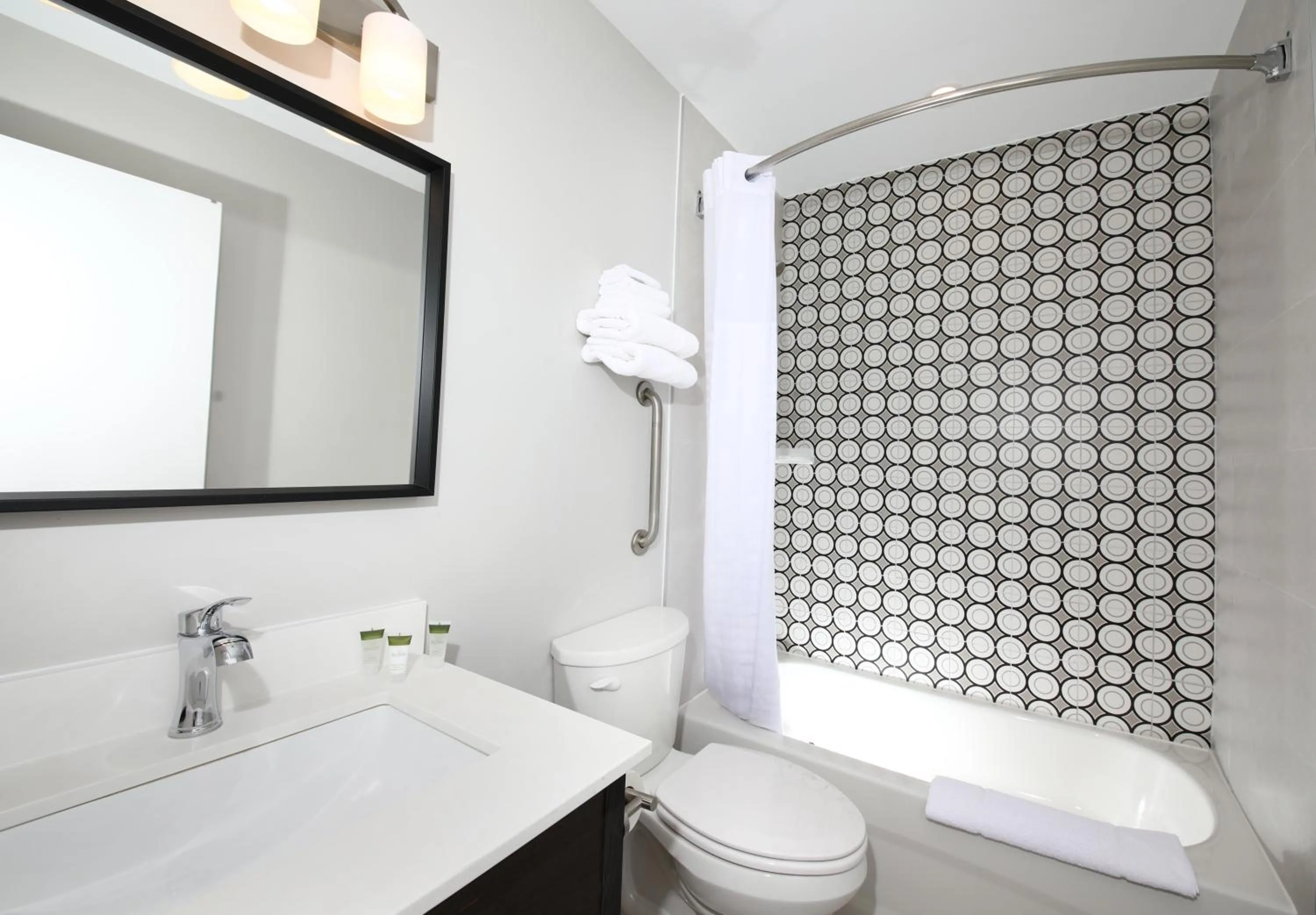 Bathroom in Cedar Lodge Motel