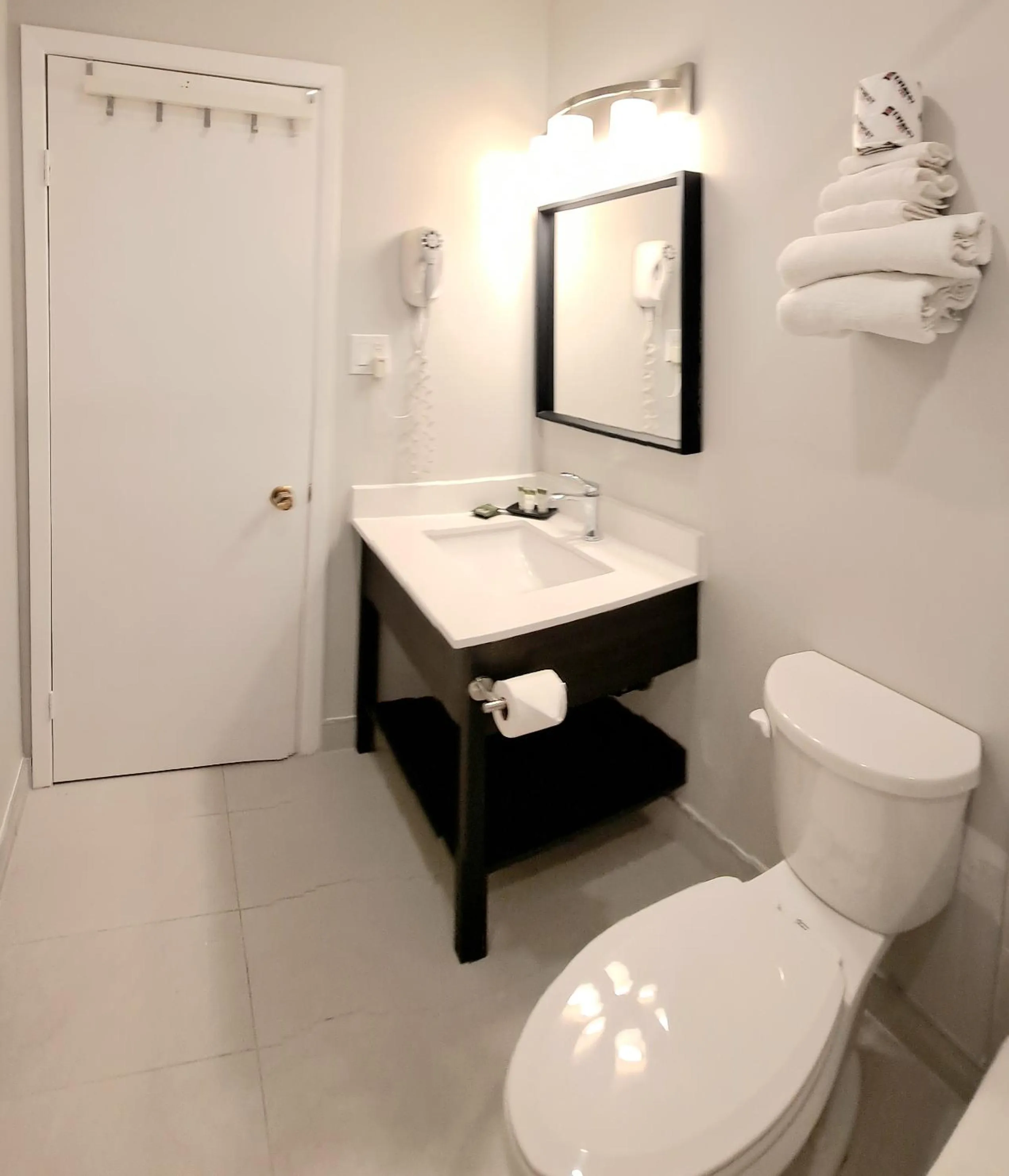 Bathroom in Cedar Lodge Motel