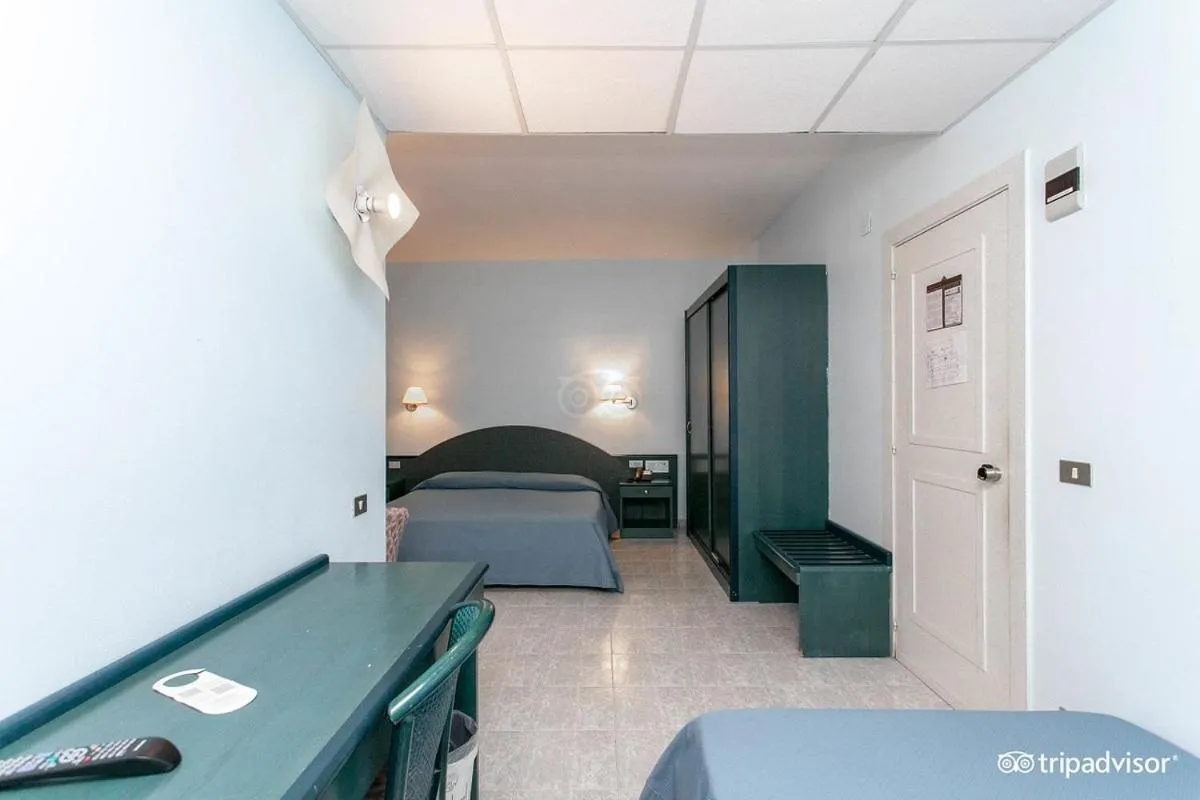 Photo of the whole room in Eden Beach Club