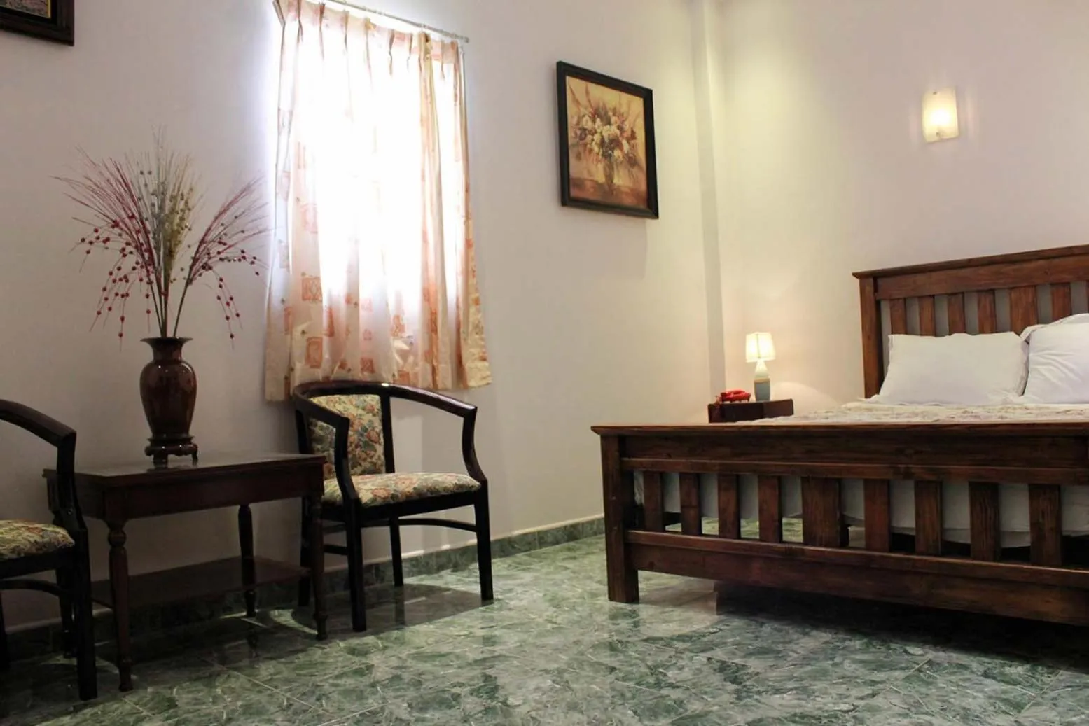 Photo of the whole room, Bed in Sunshine