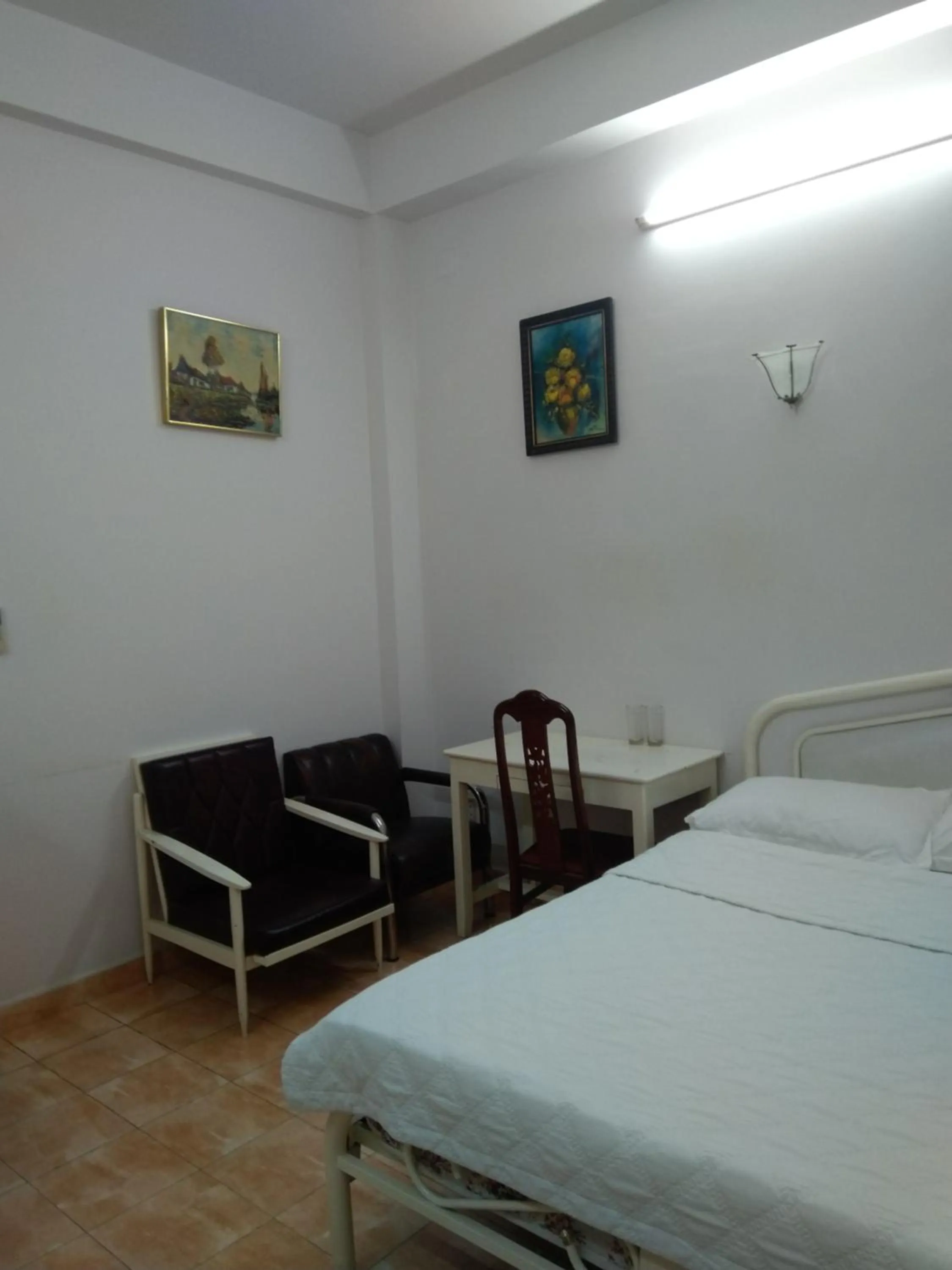 Photo of the whole room, Bed in Sunshine