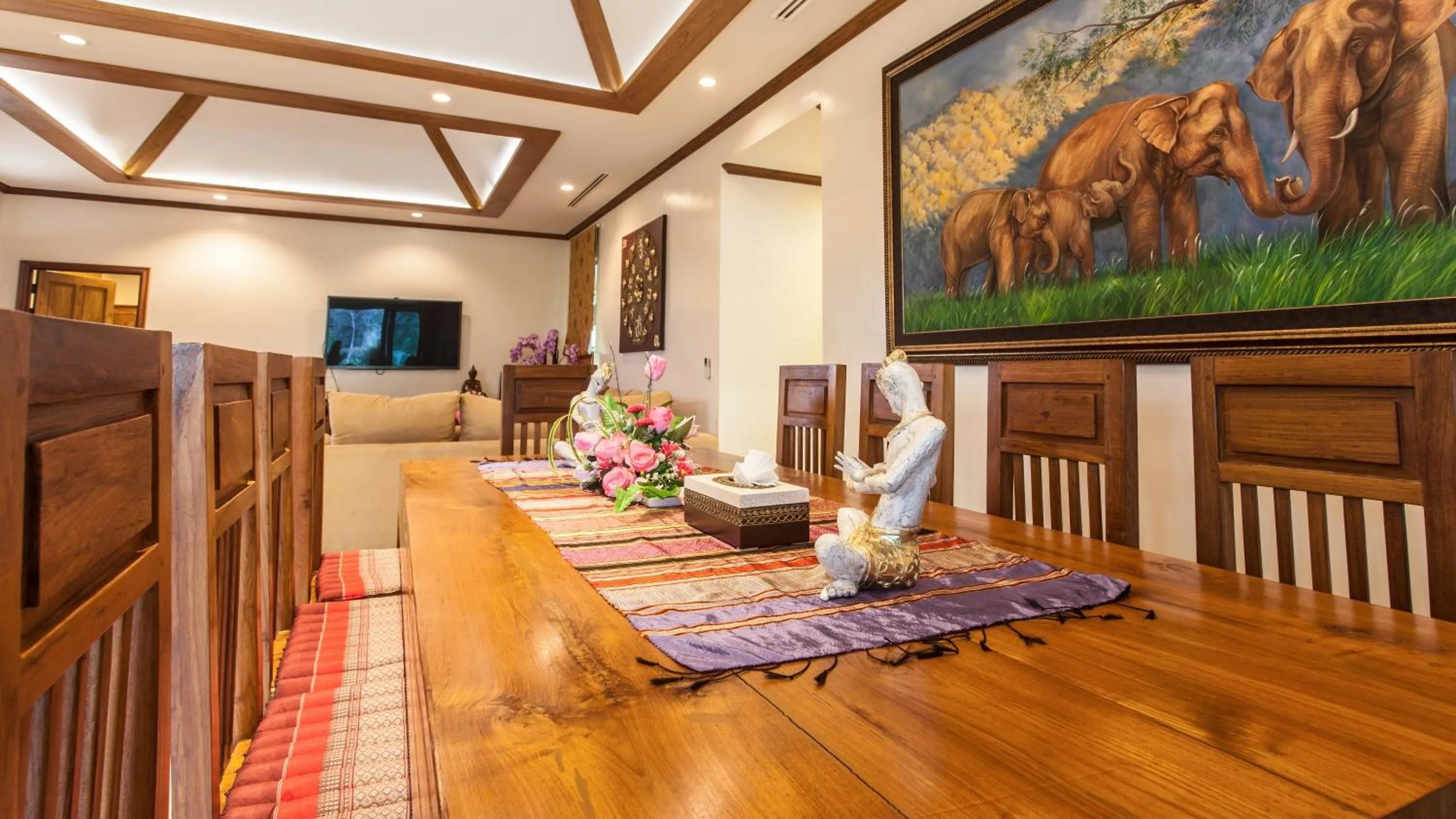 Dining area in Saifon Villas 5 Bedroom Pool Villa