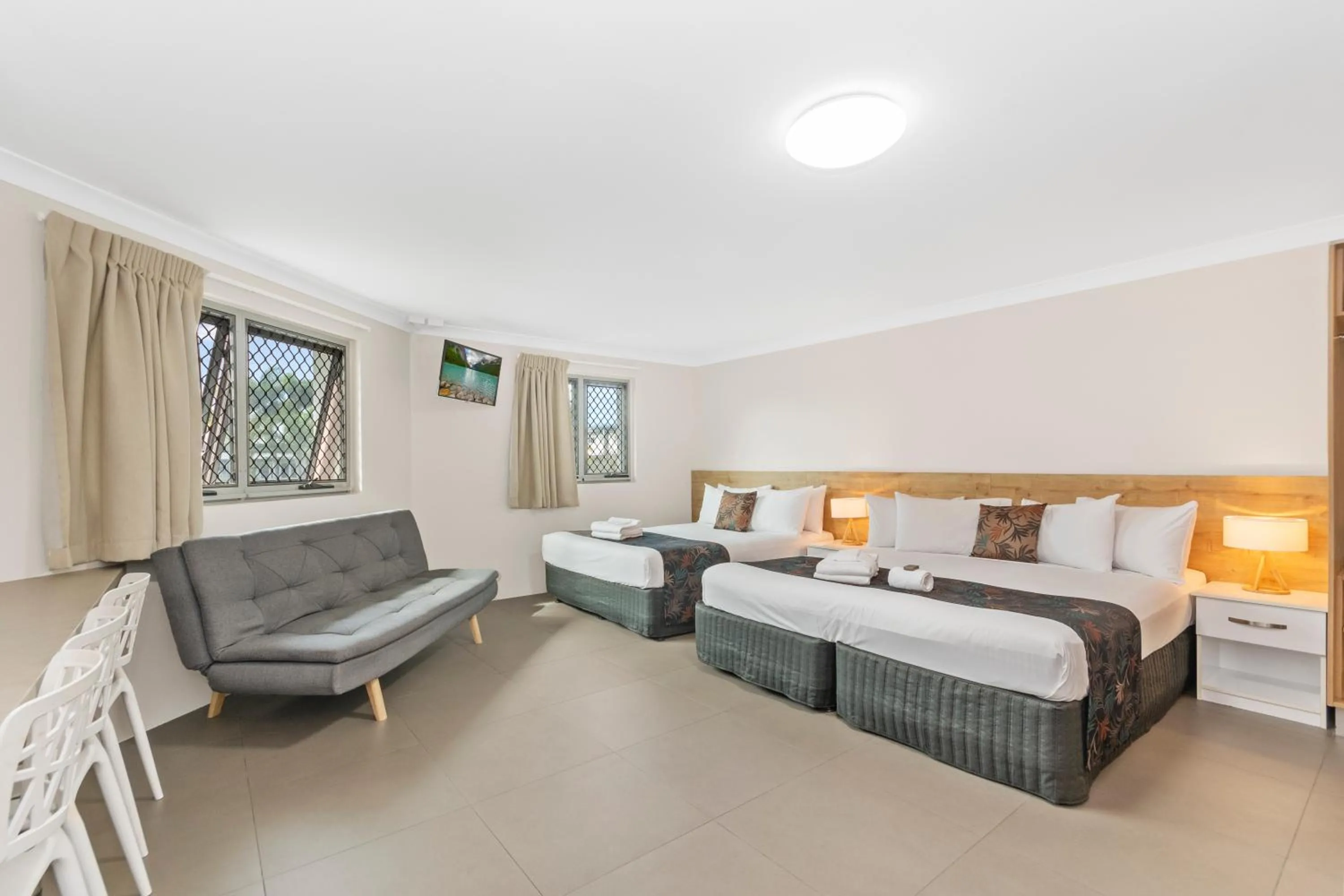 Bed in Castle Crest Motel