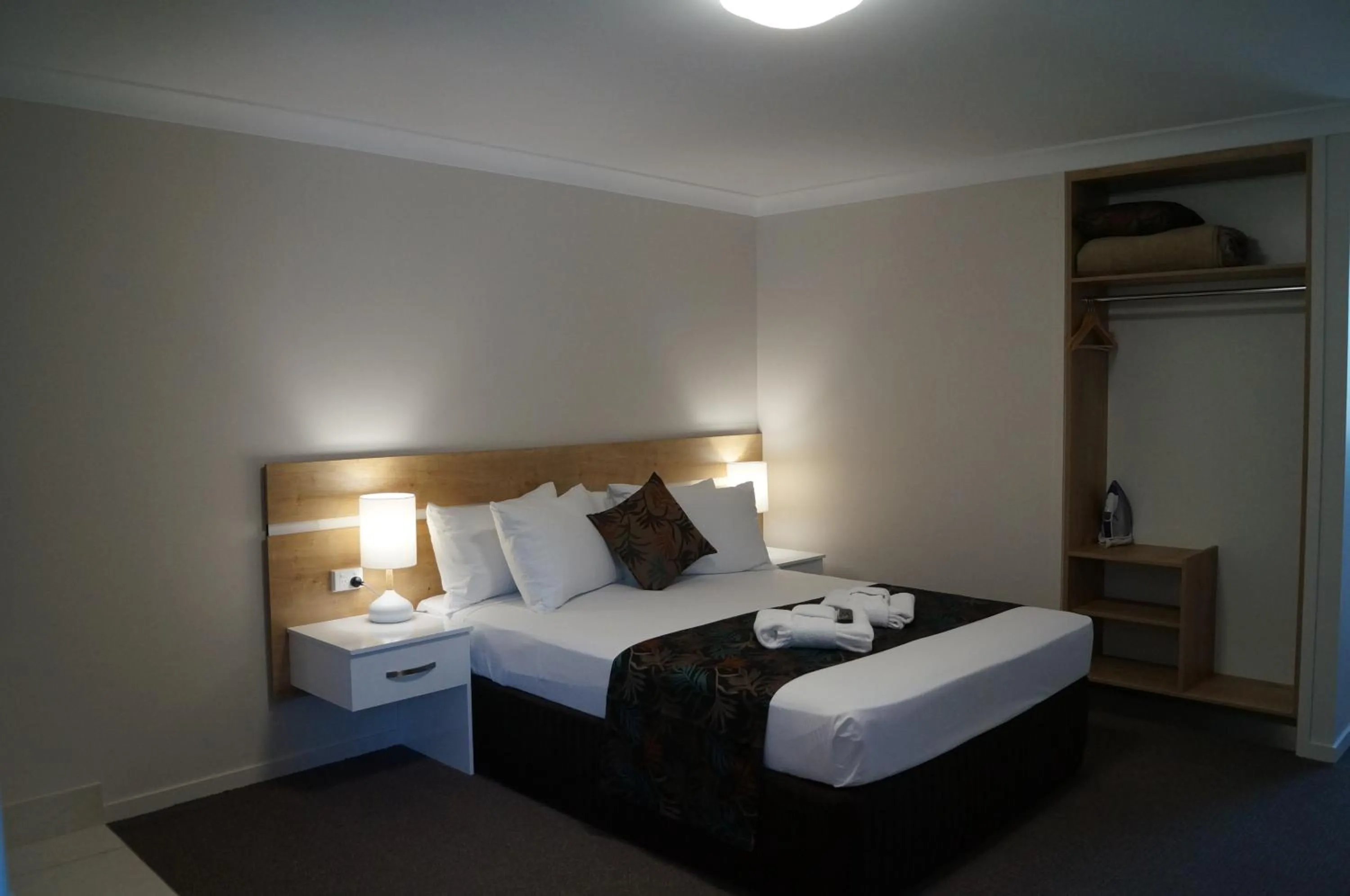 Bed in Castle Crest Motel