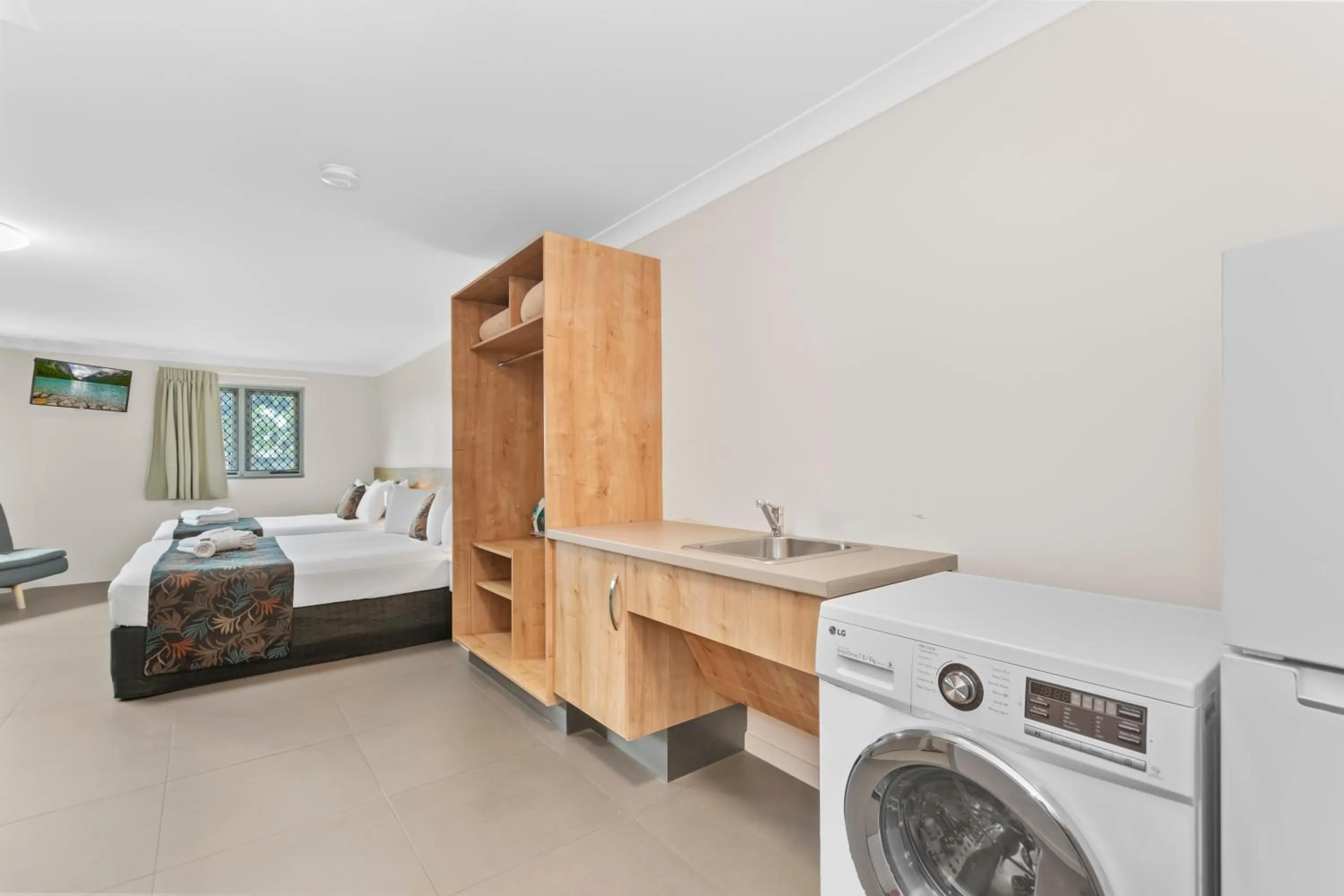 Bed in Castle Crest Motel