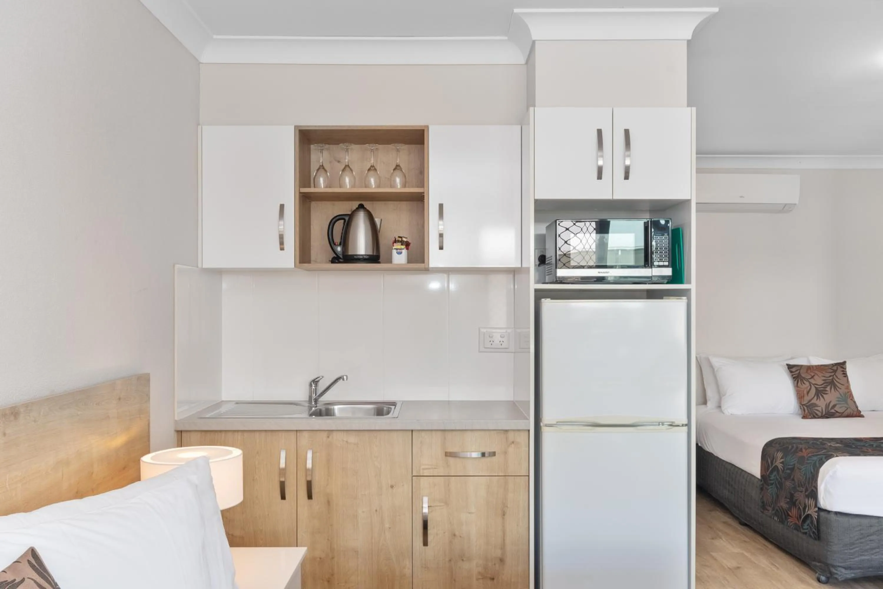 Bed in Castle Crest Motel