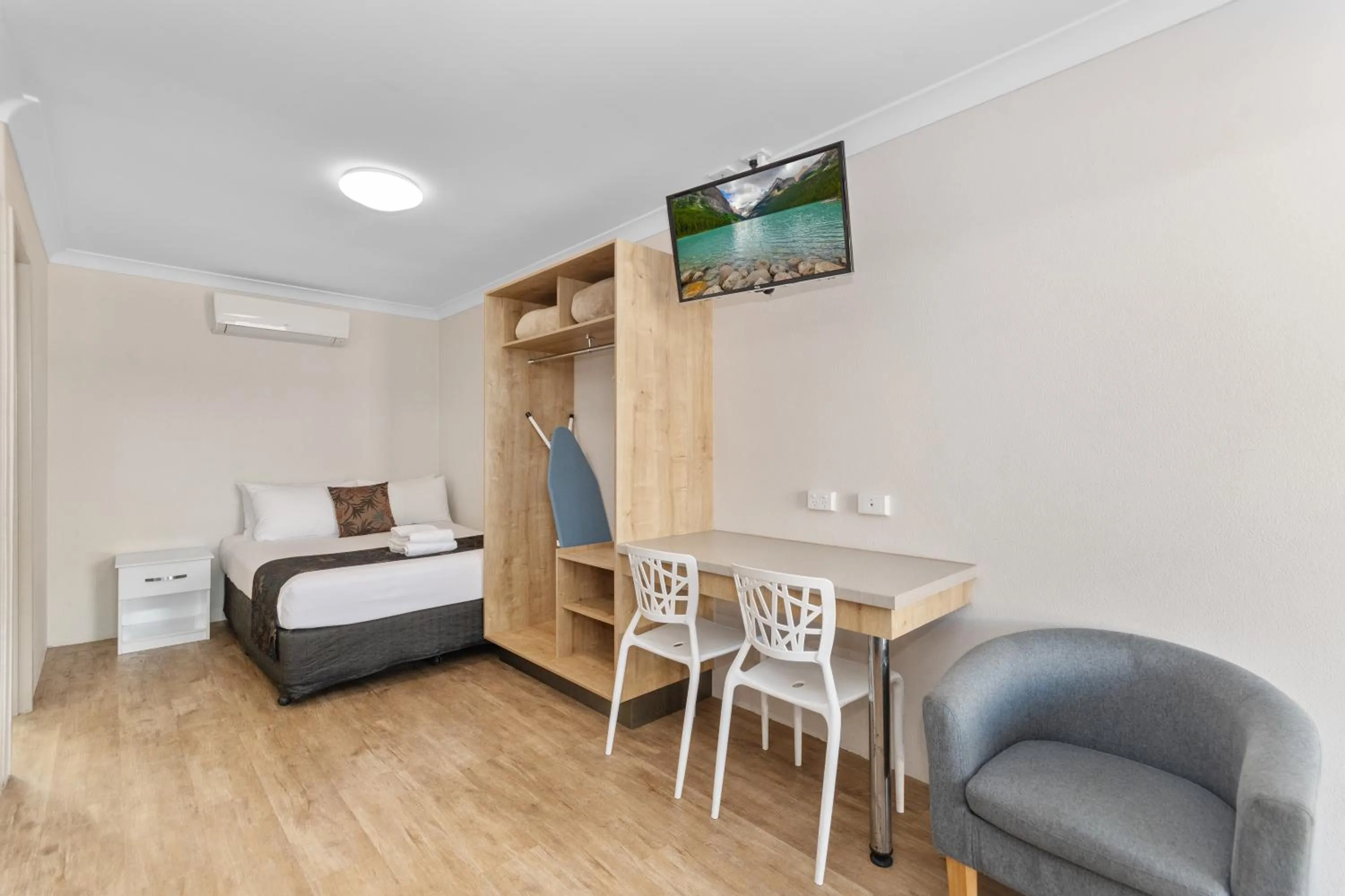 Bed in Castle Crest Motel