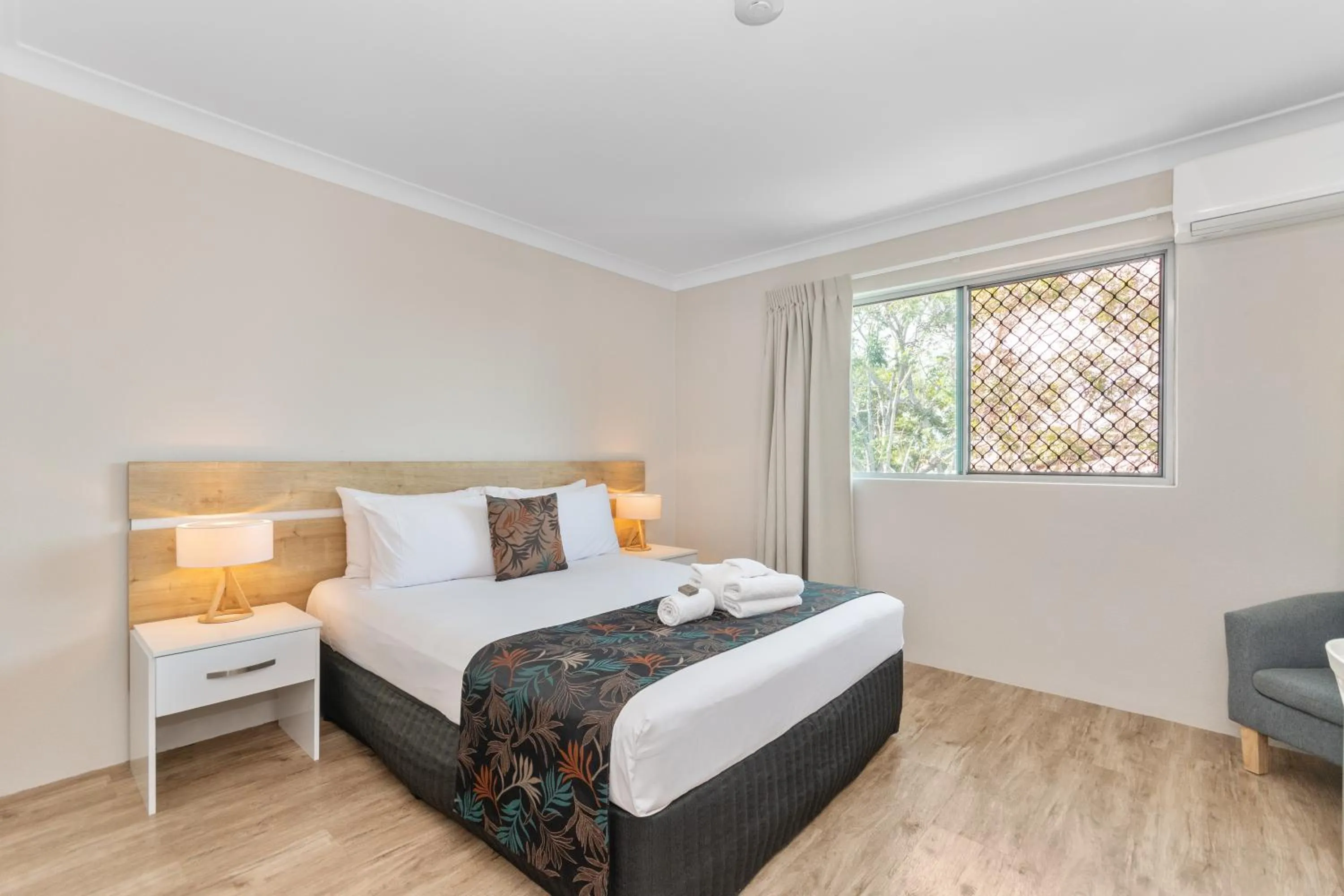 Bed in Castle Crest Motel