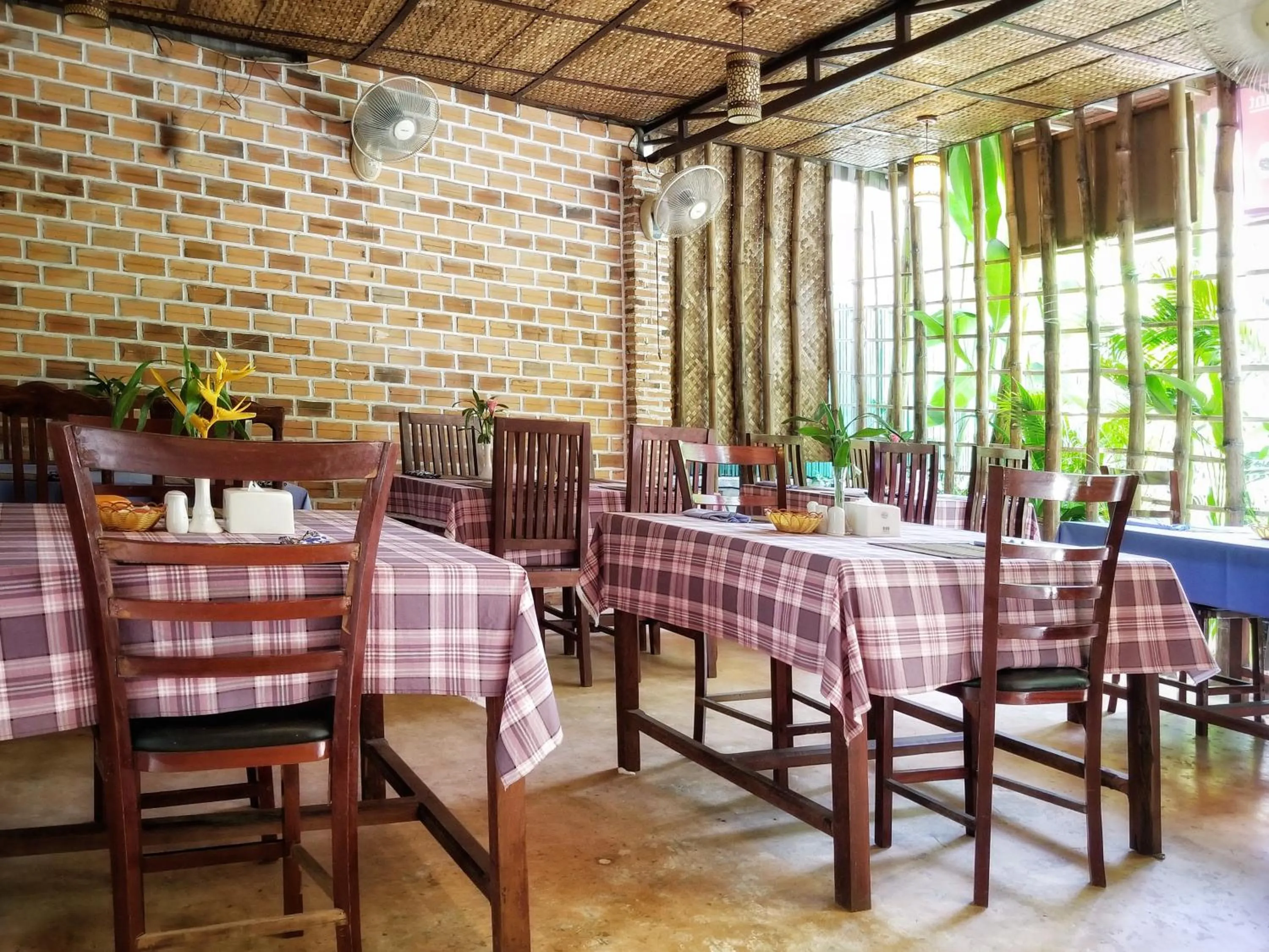 Restaurant/places to eat in Uncle Sam Villa