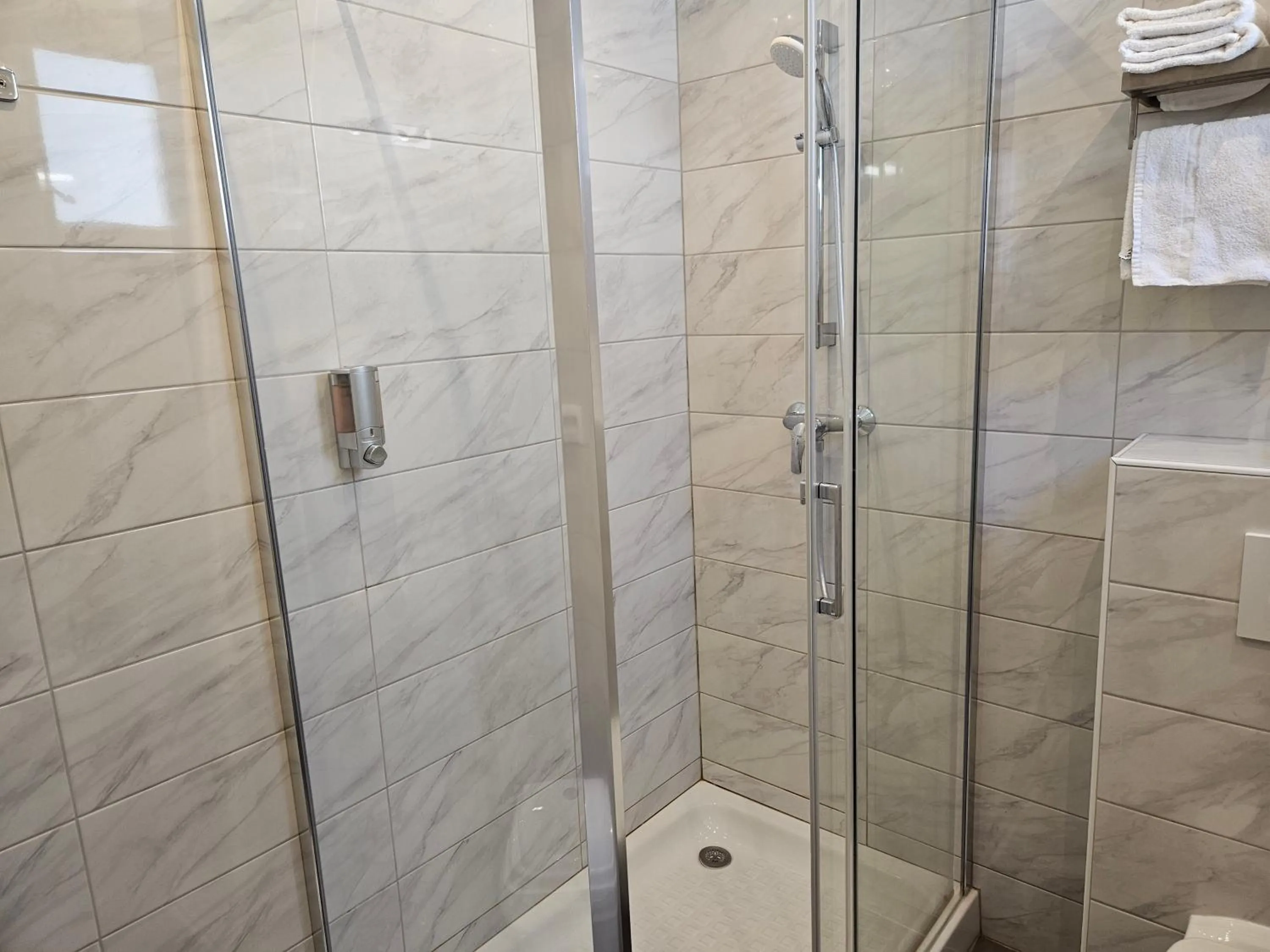 Shower in Hôtel Bellevue et du Chariot d'Or