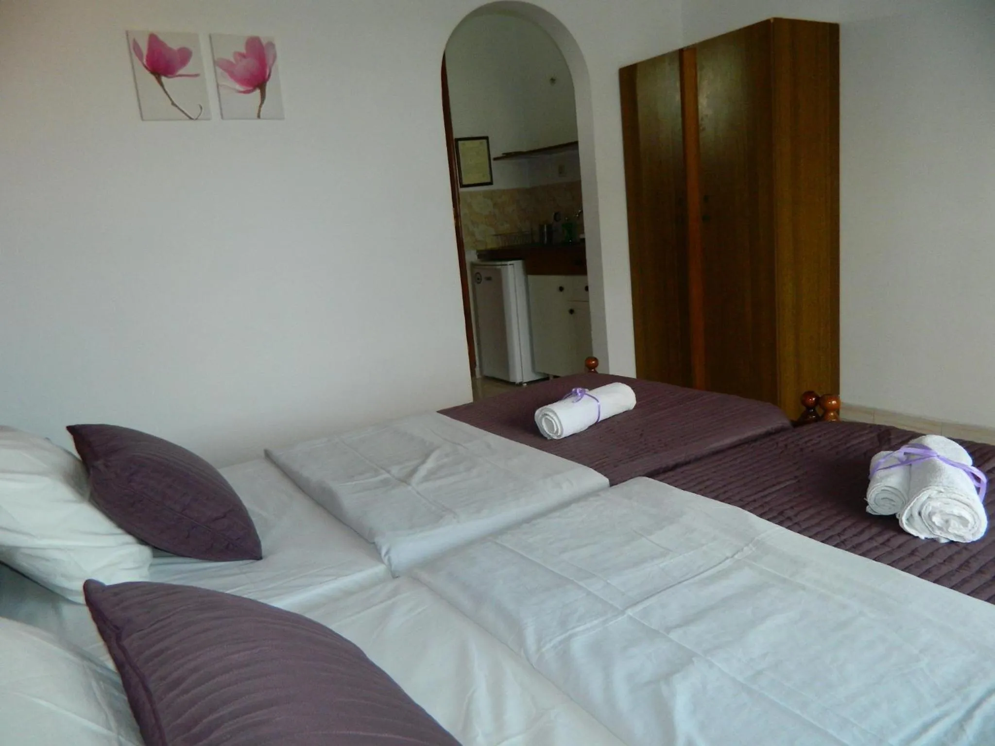 Photo of the whole room, Bed in Roseberry Studios