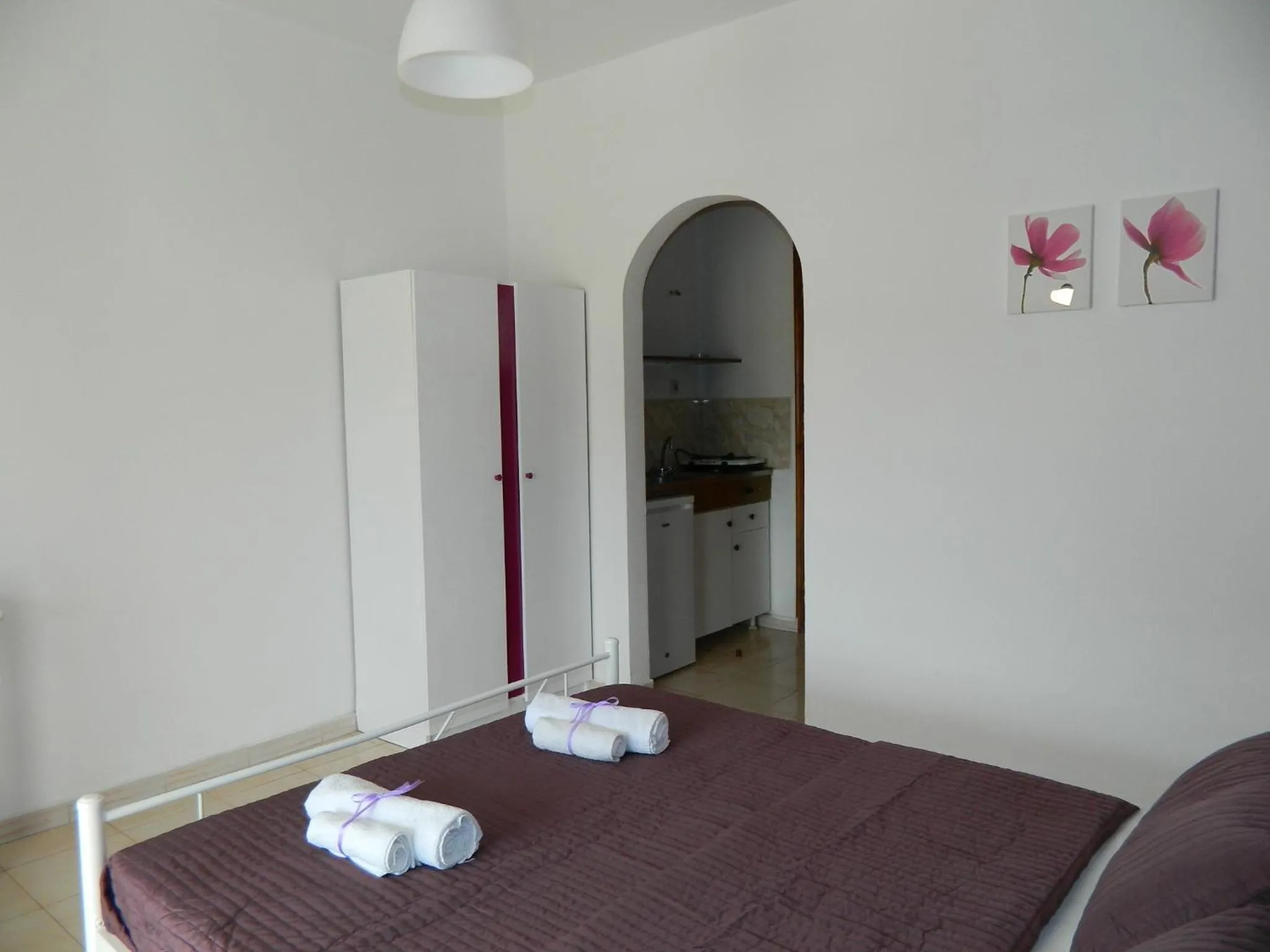 Photo of the whole room, Bed in Roseberry Studios