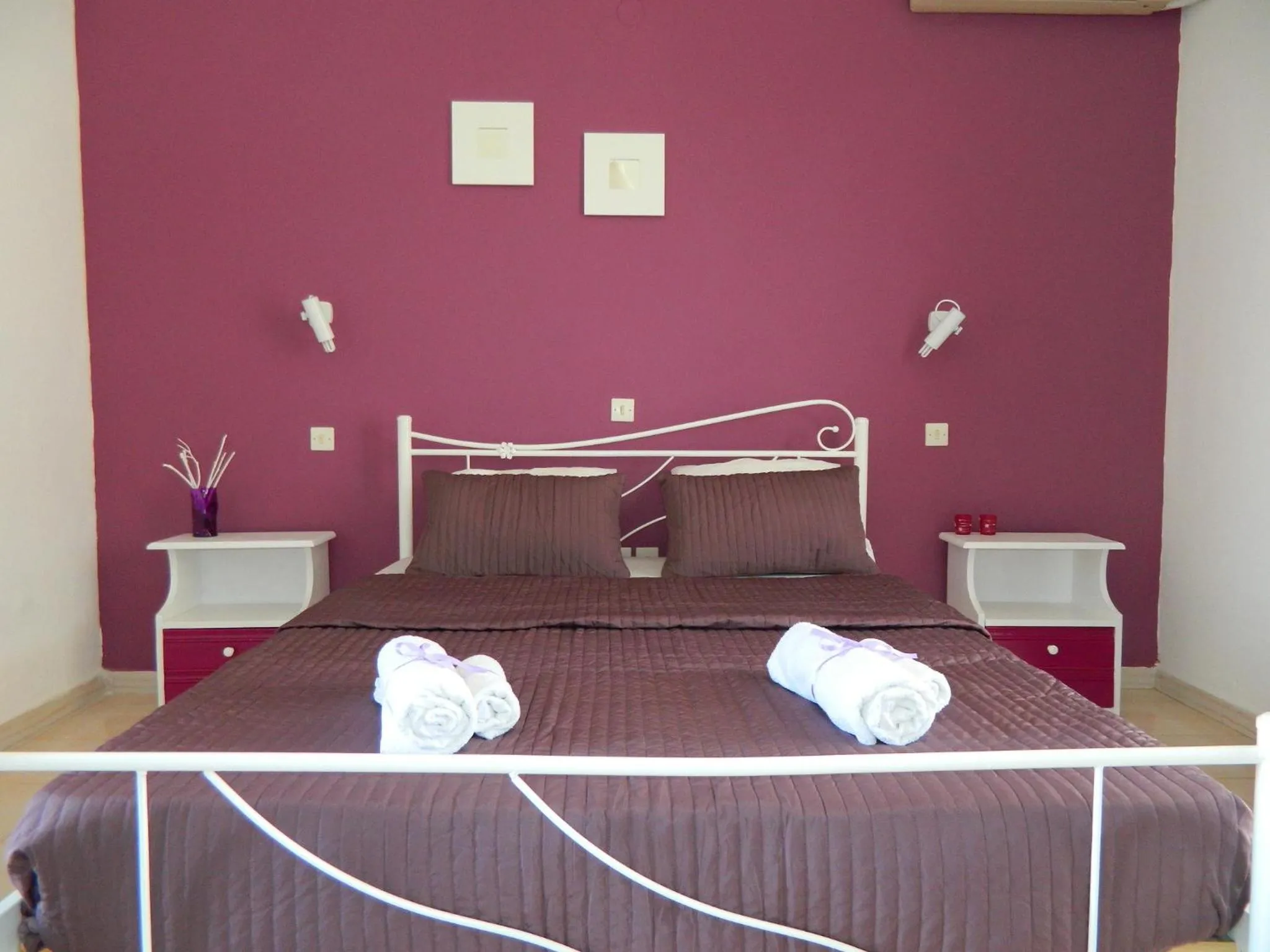 Photo of the whole room, Bed in Roseberry Studios