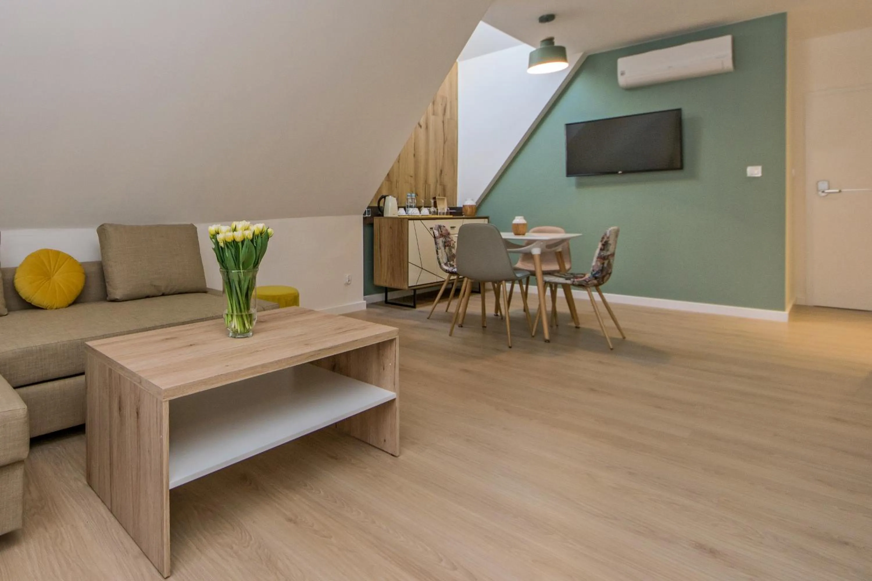 Photo of the whole room in Black Swan House, Old Town