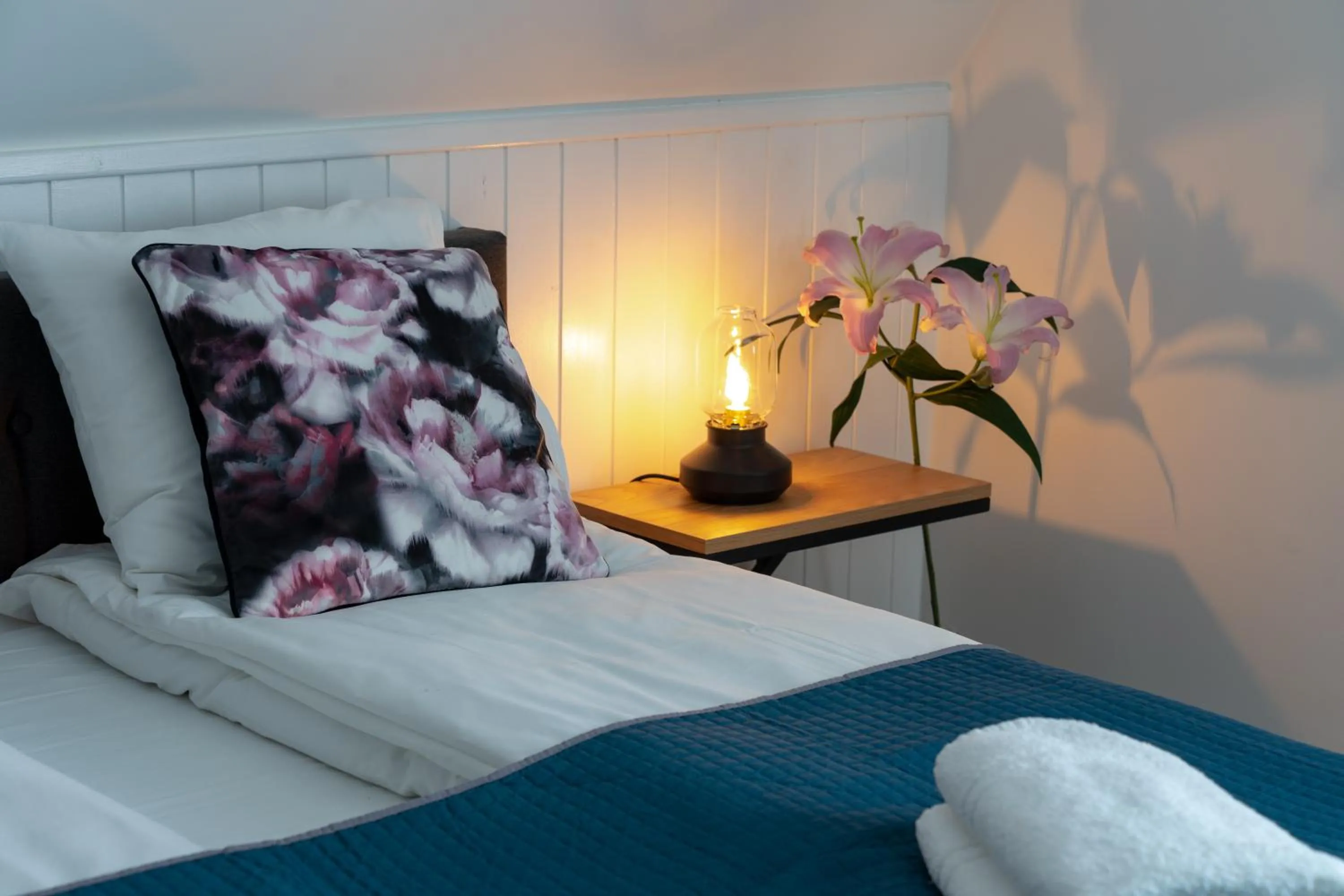 Photo of the whole room, Bed in Black Swan House, Old Town