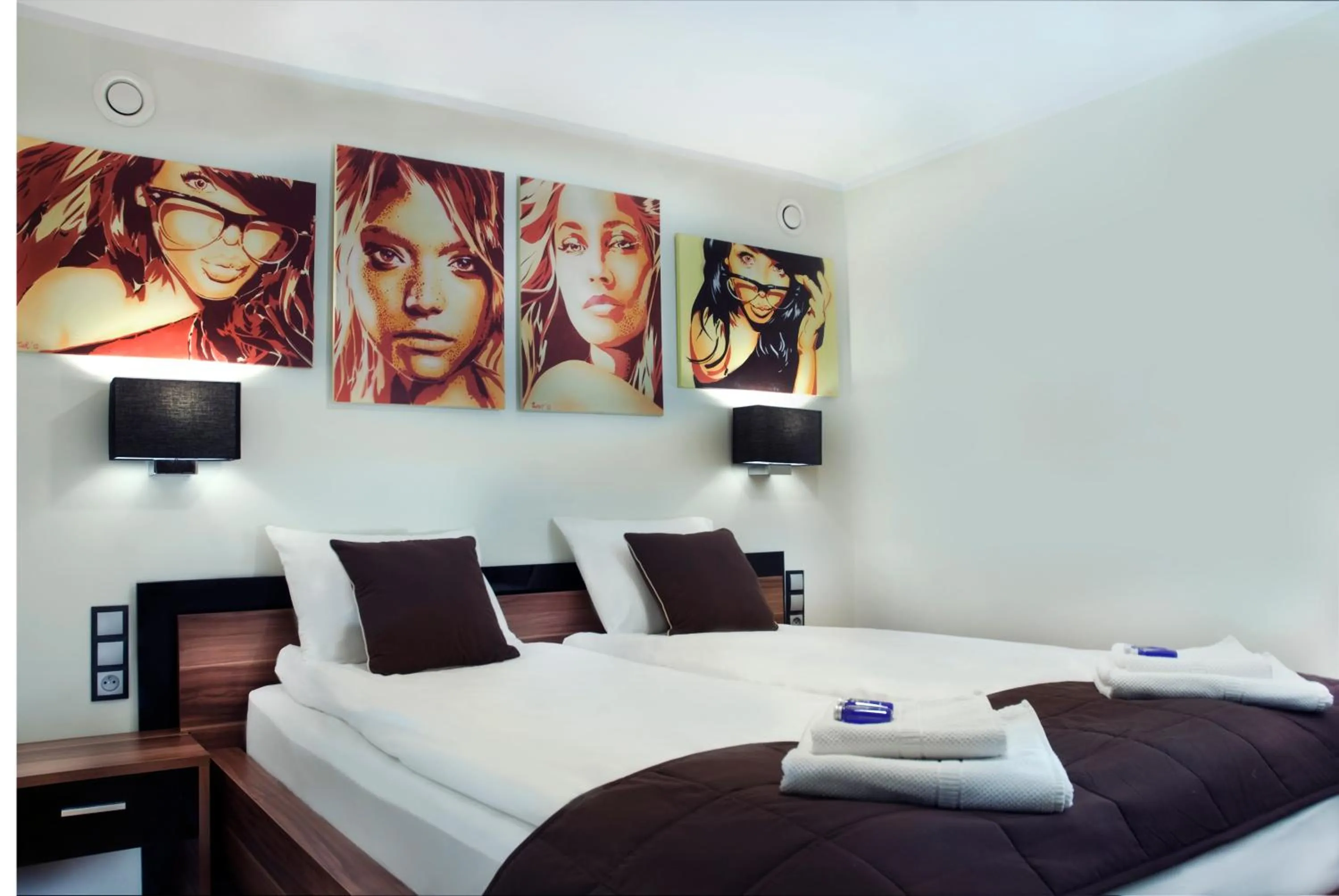 Bed in Black Swan House, Old Town